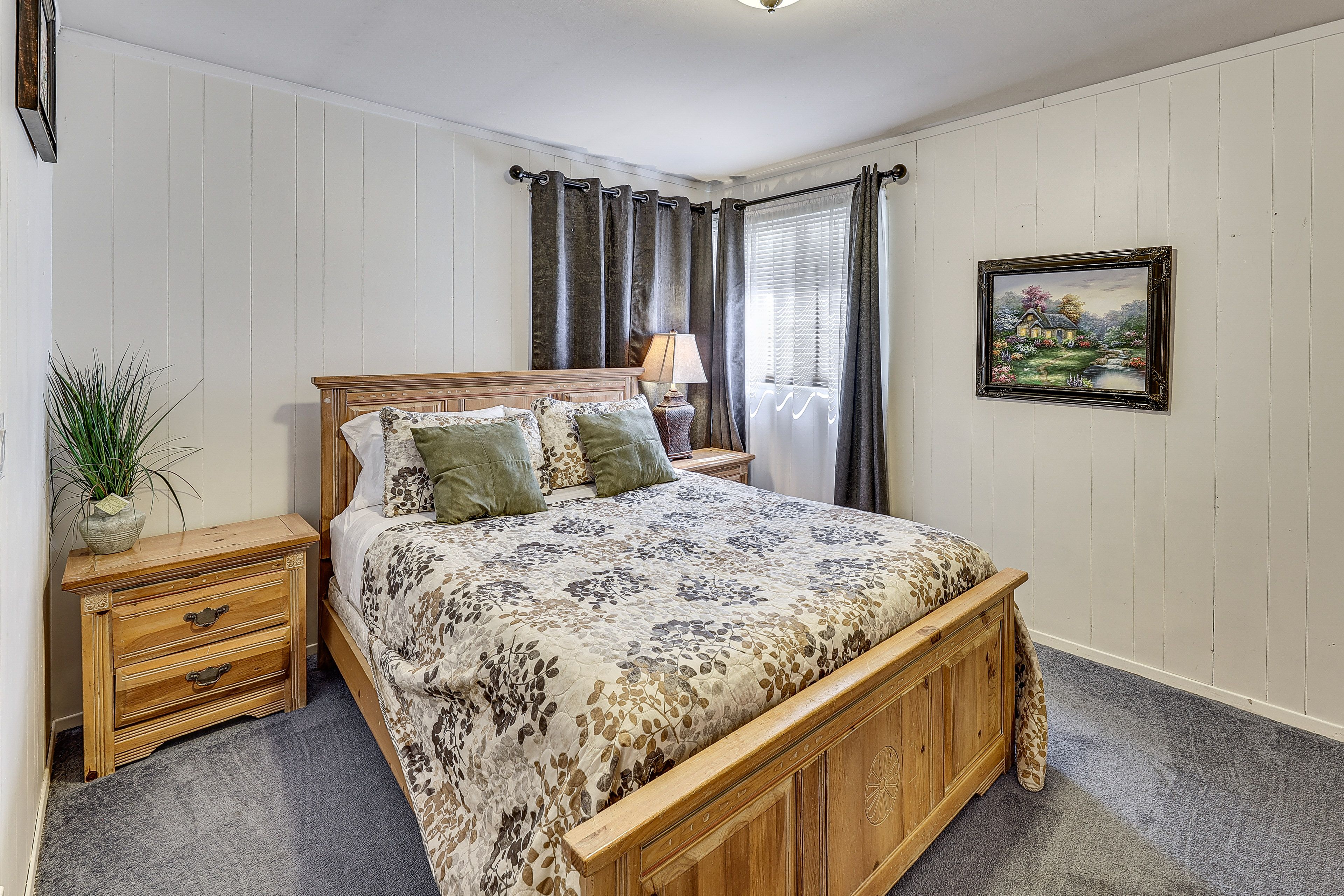 Bedroom 1 | Queen Bed | Main Floor