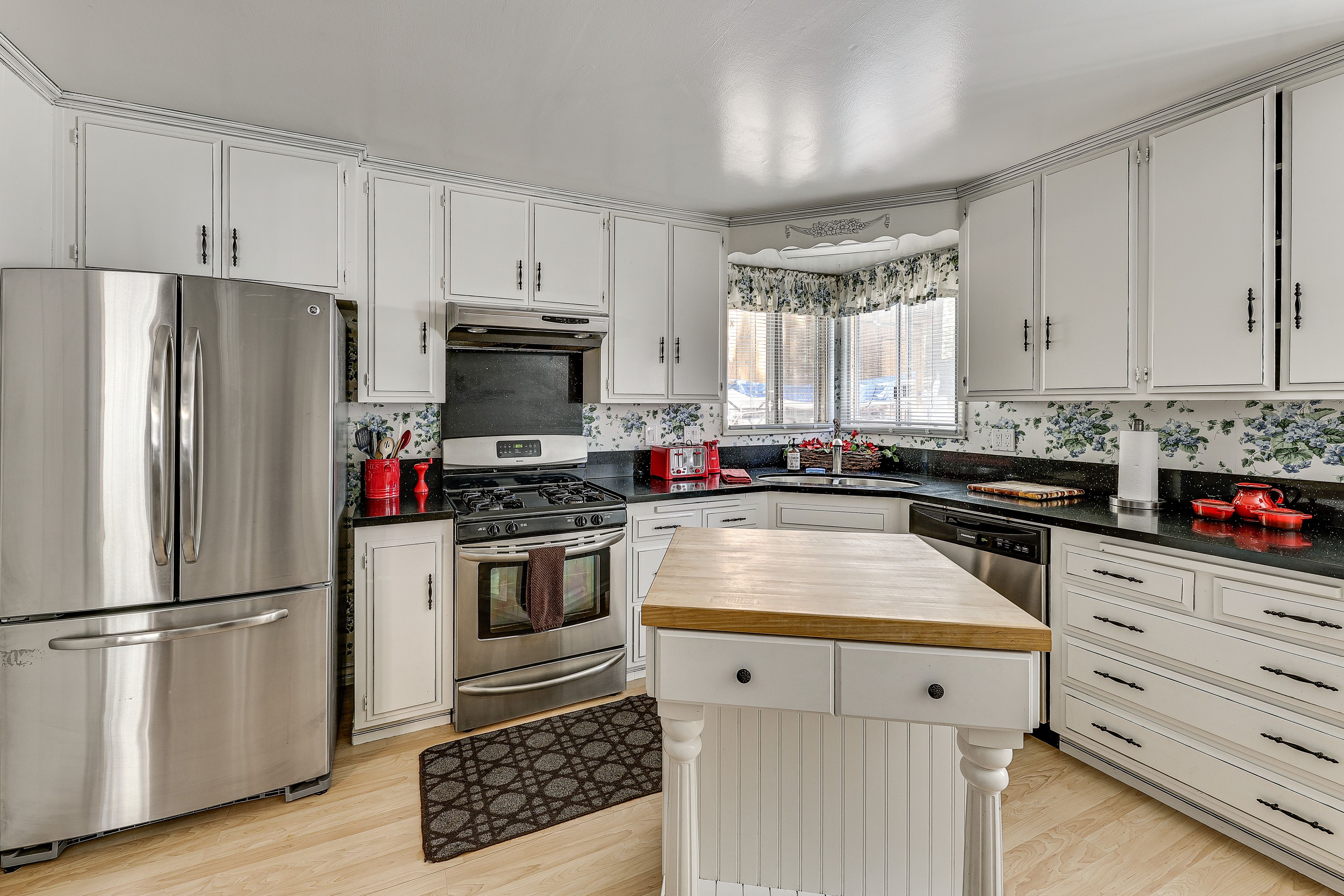 Kitchen | Addt'l Dining Table | Main Floor