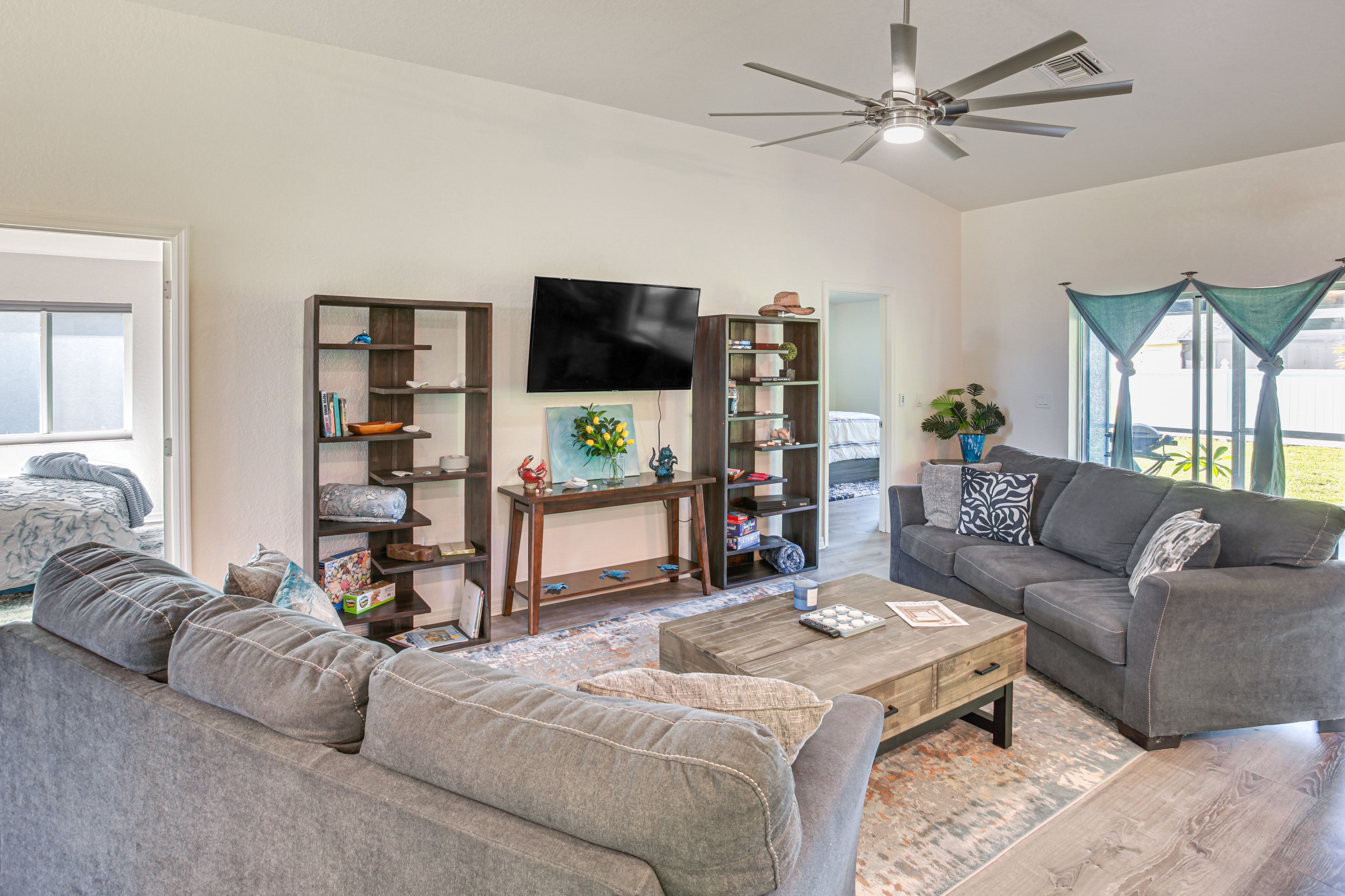 Living Room | Free WiFi | Central Heating & Air Conditioning