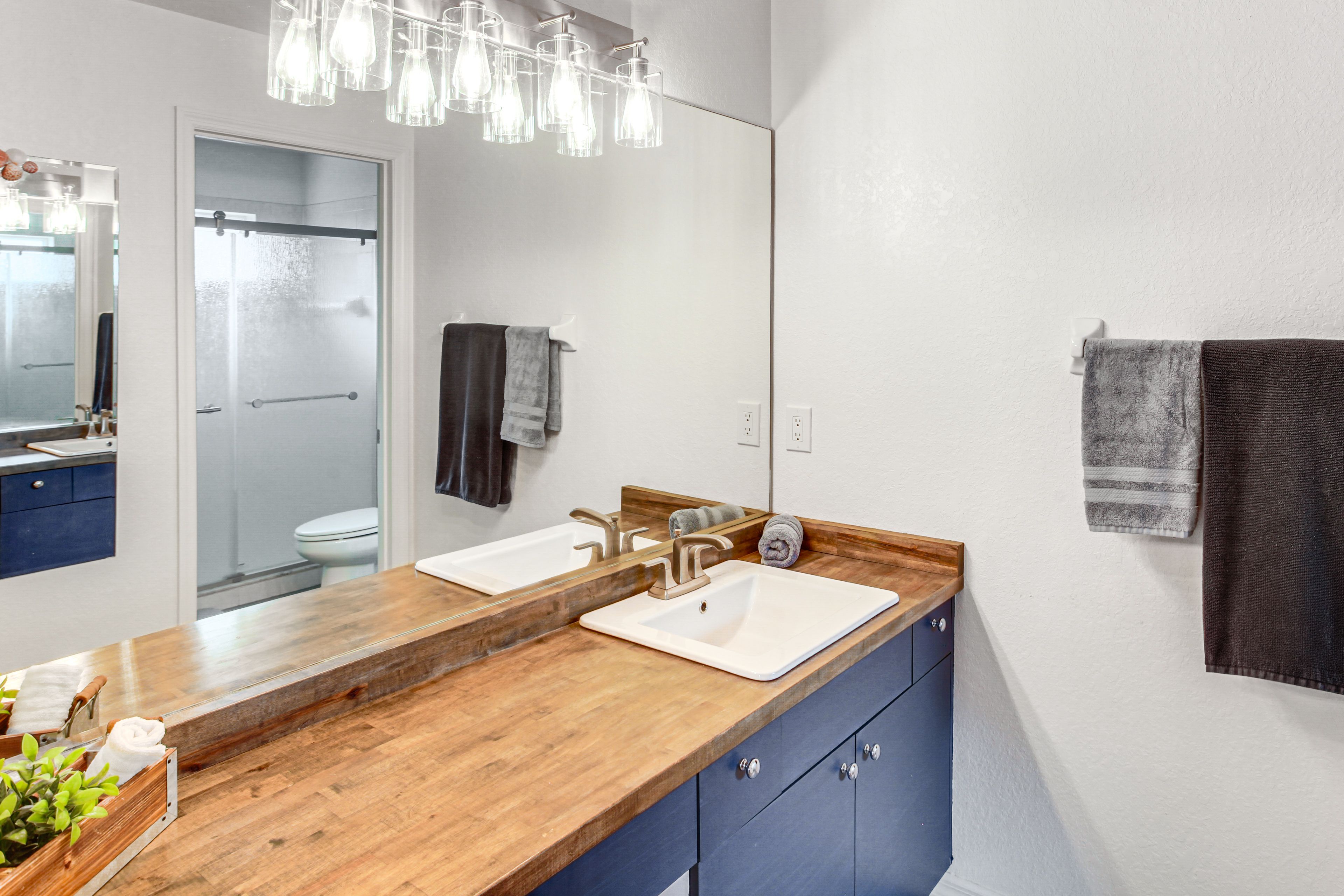 Full Bathroom | Towels Provided | Complimentary Toiletries