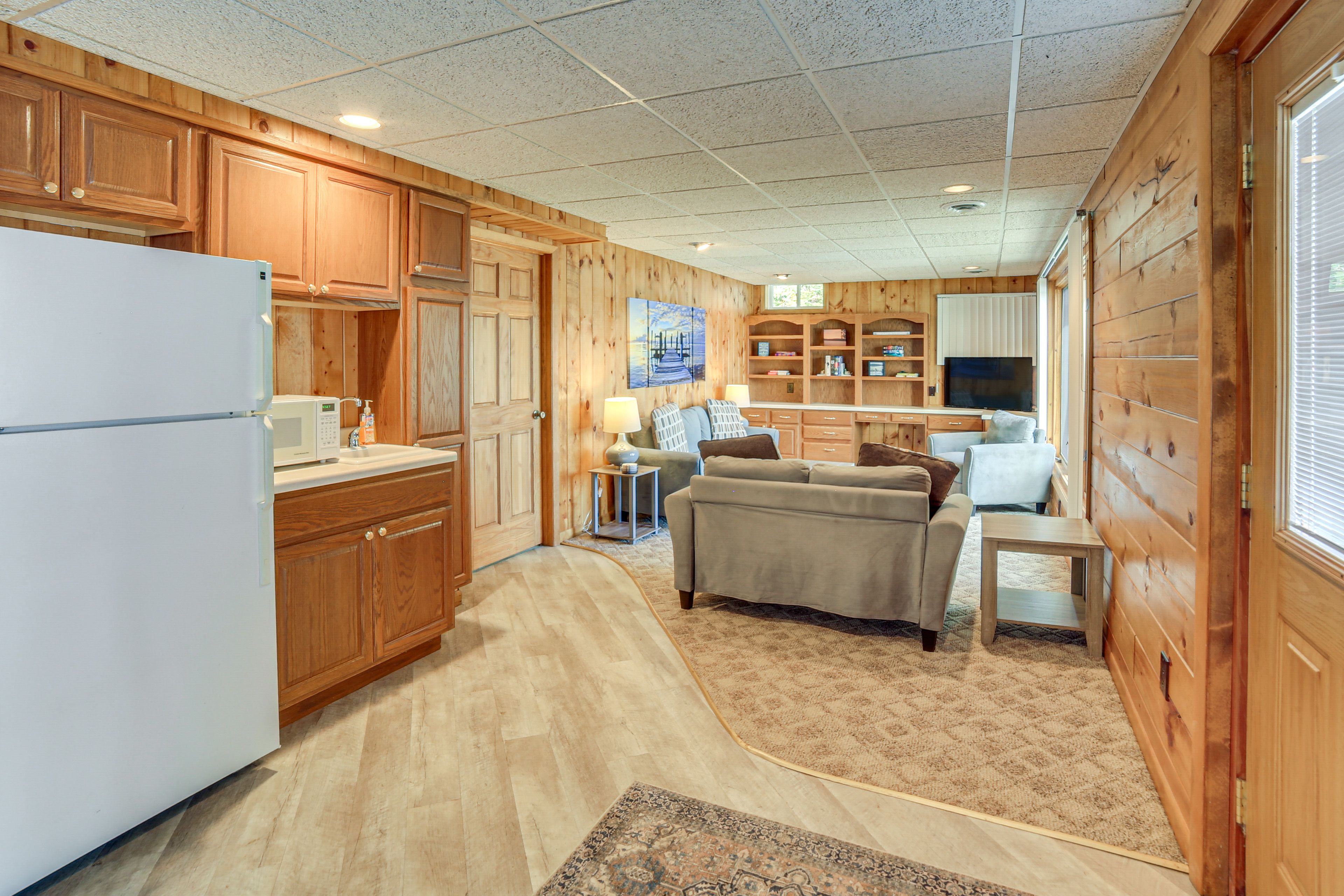 Lower Living Area | Wet Bar | TV | Books | Board Games