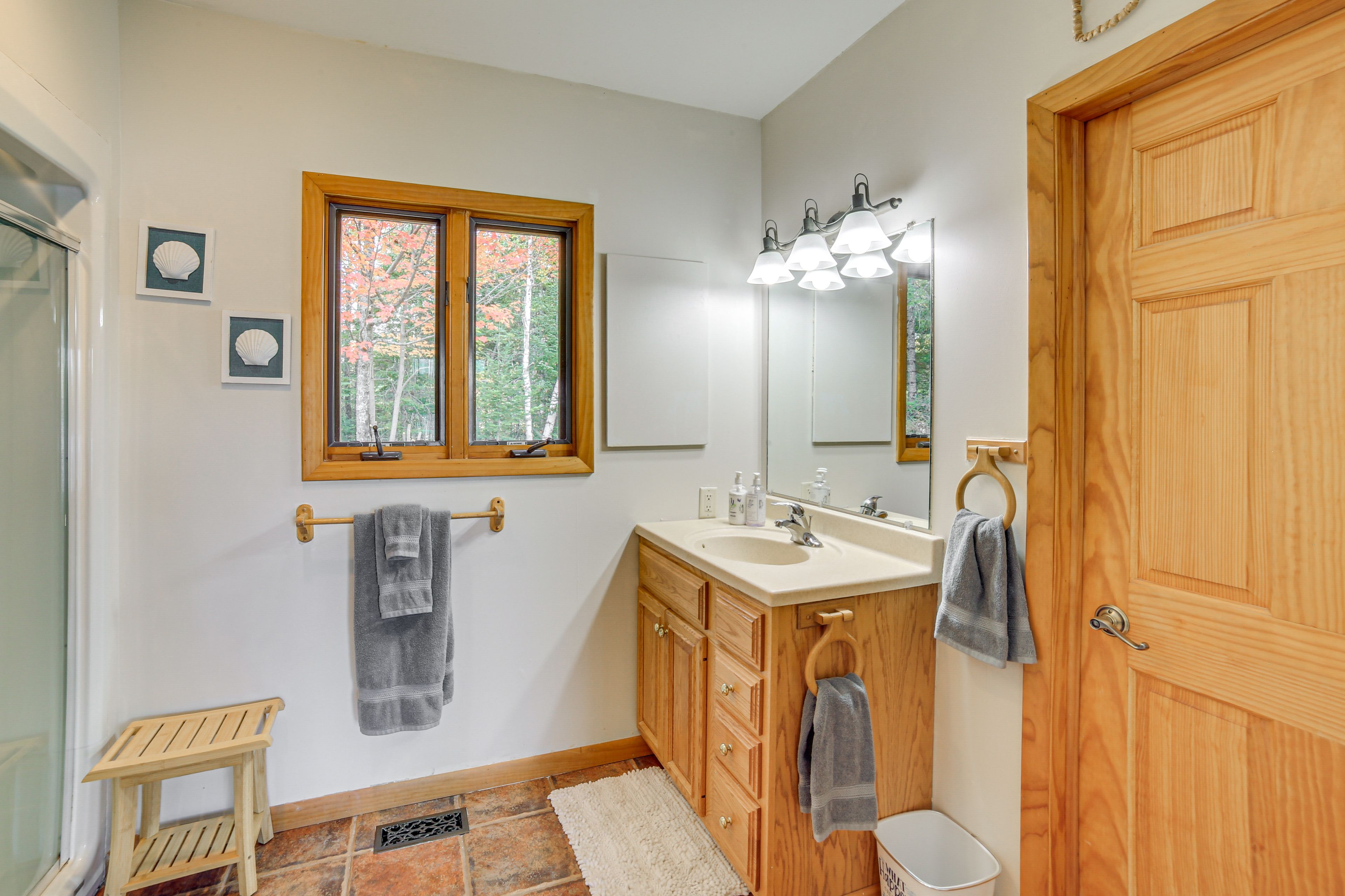 Full Bathroom | Towels Provided | Main Floor