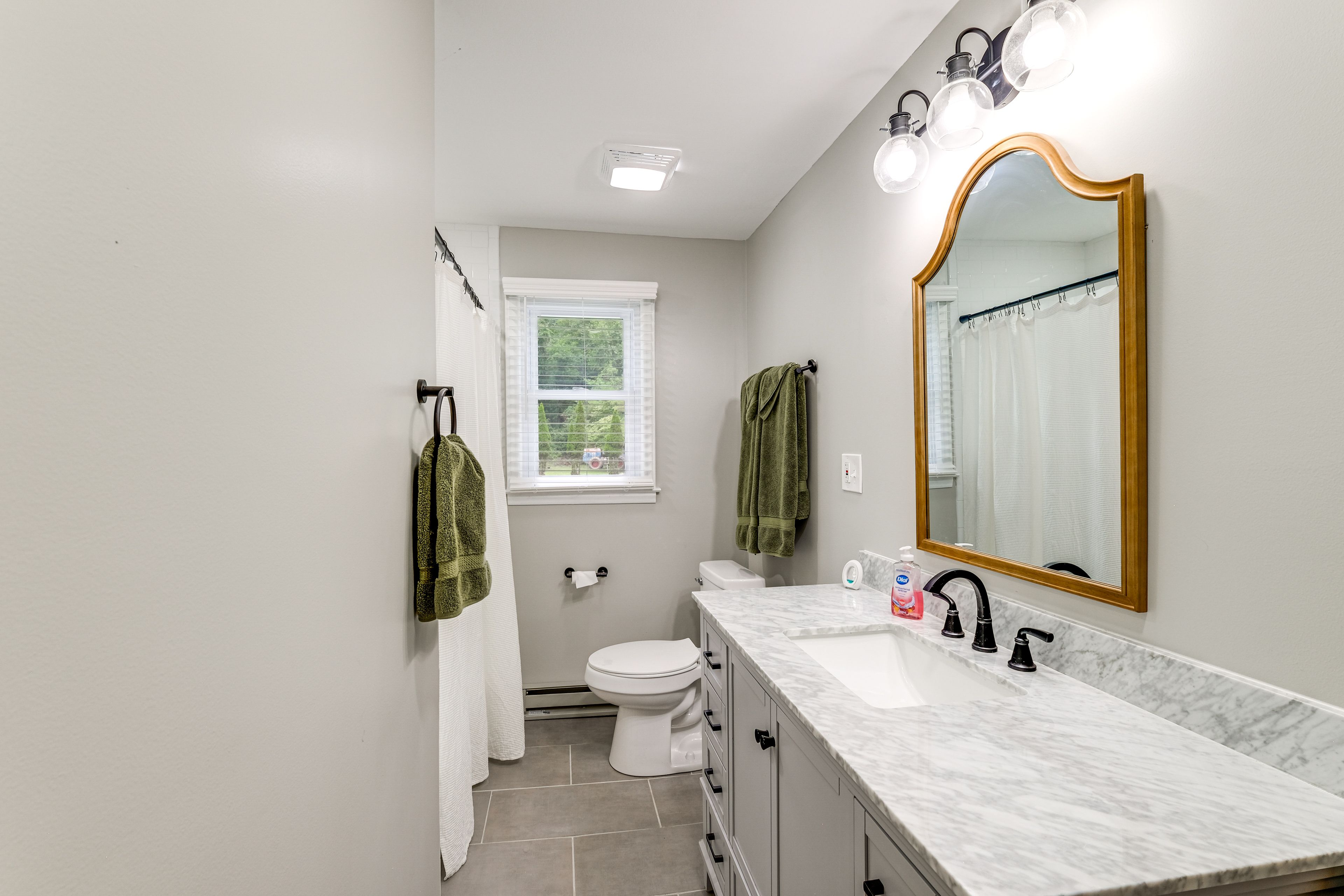 Full Bath | Towels | 1st Floor