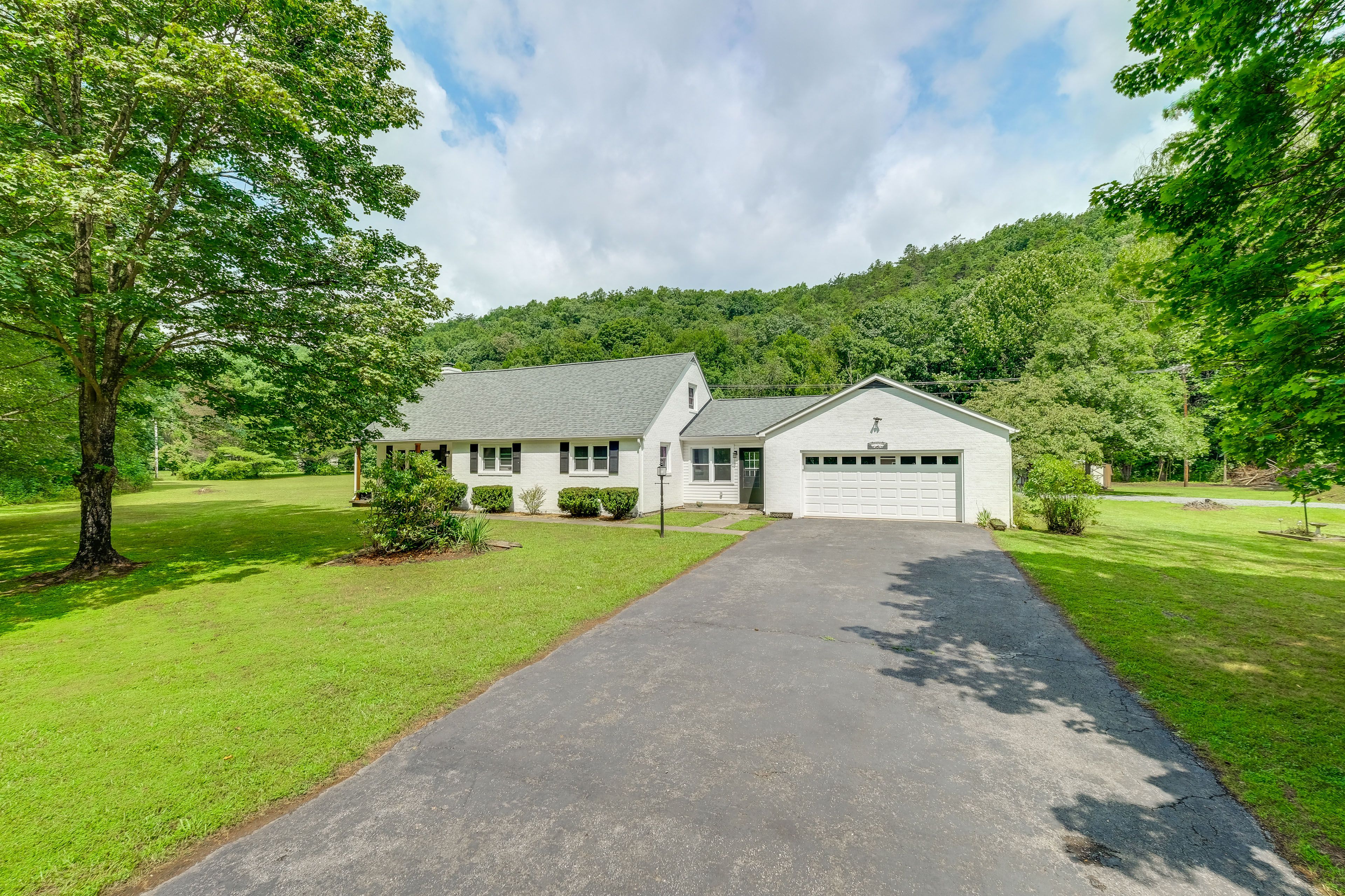 Parking | Driveway (4 Vehicles)