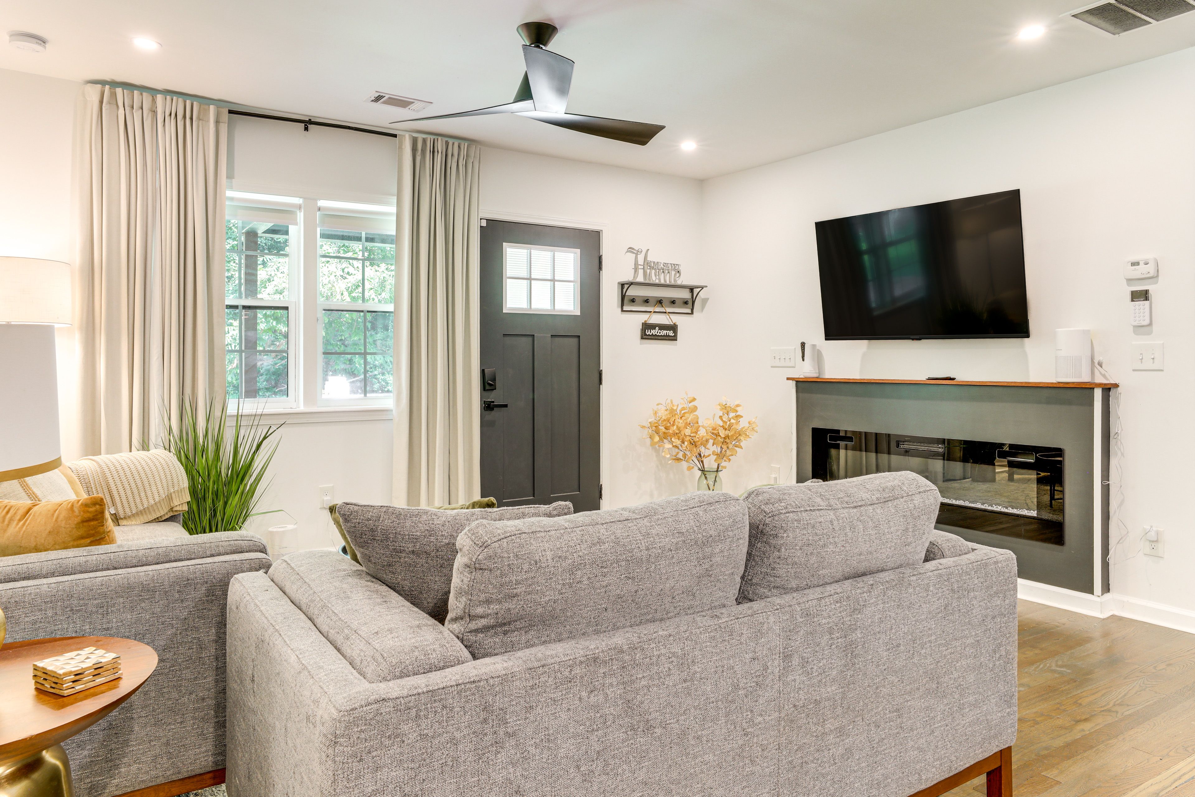 Living Room | Flat-Screen TV | Fireplace | Central Heating & A/C | Free WiFi