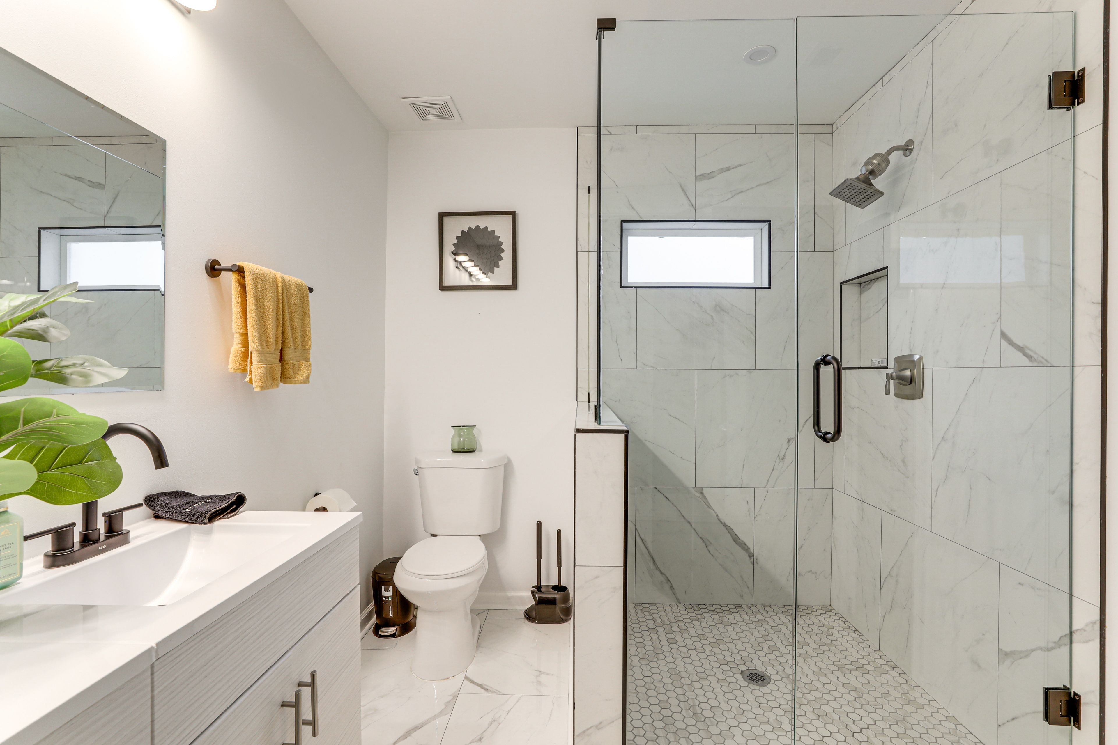 Full Bathroom | Towels Provided