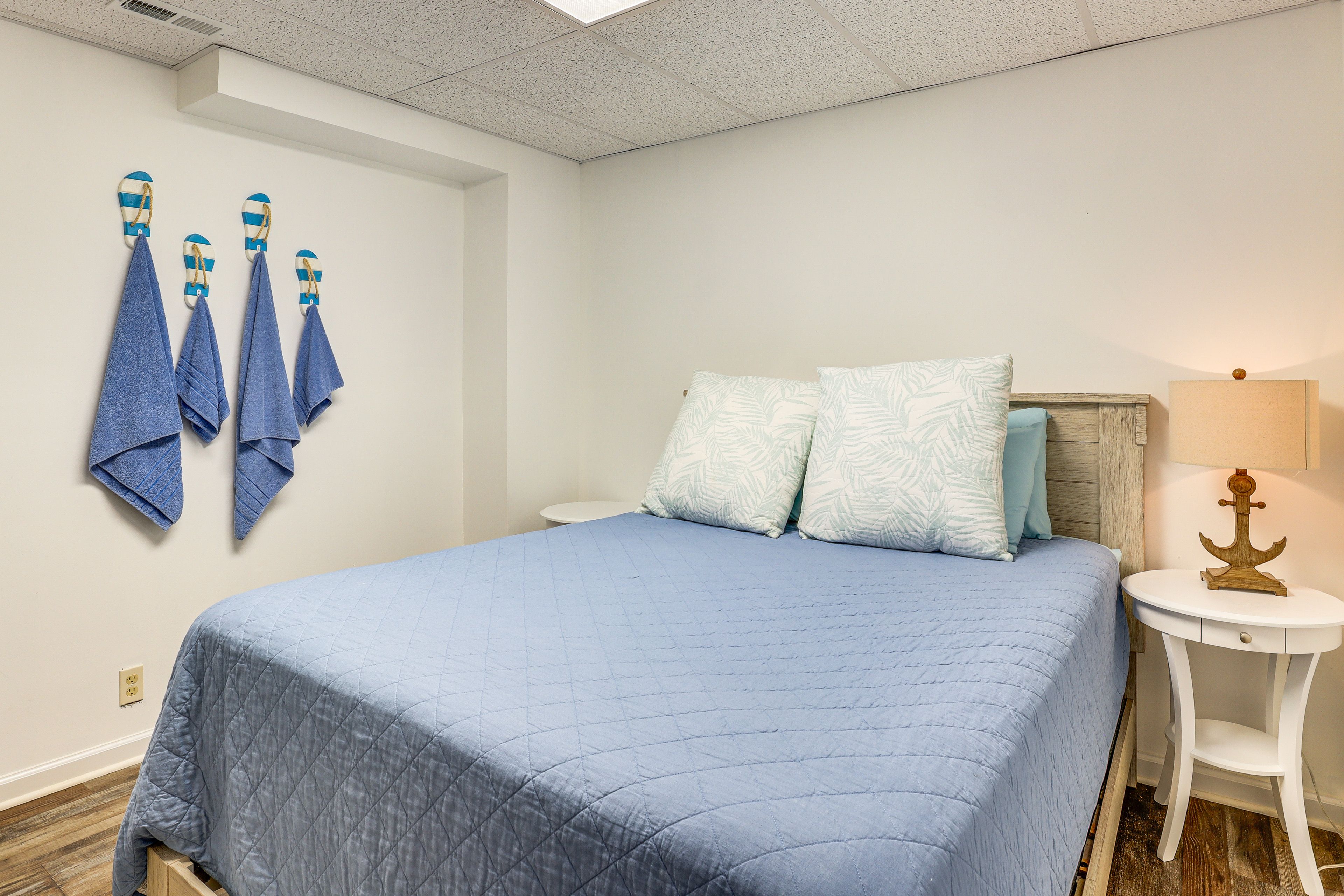 Bonus Room | Queen Bed | Lower Level