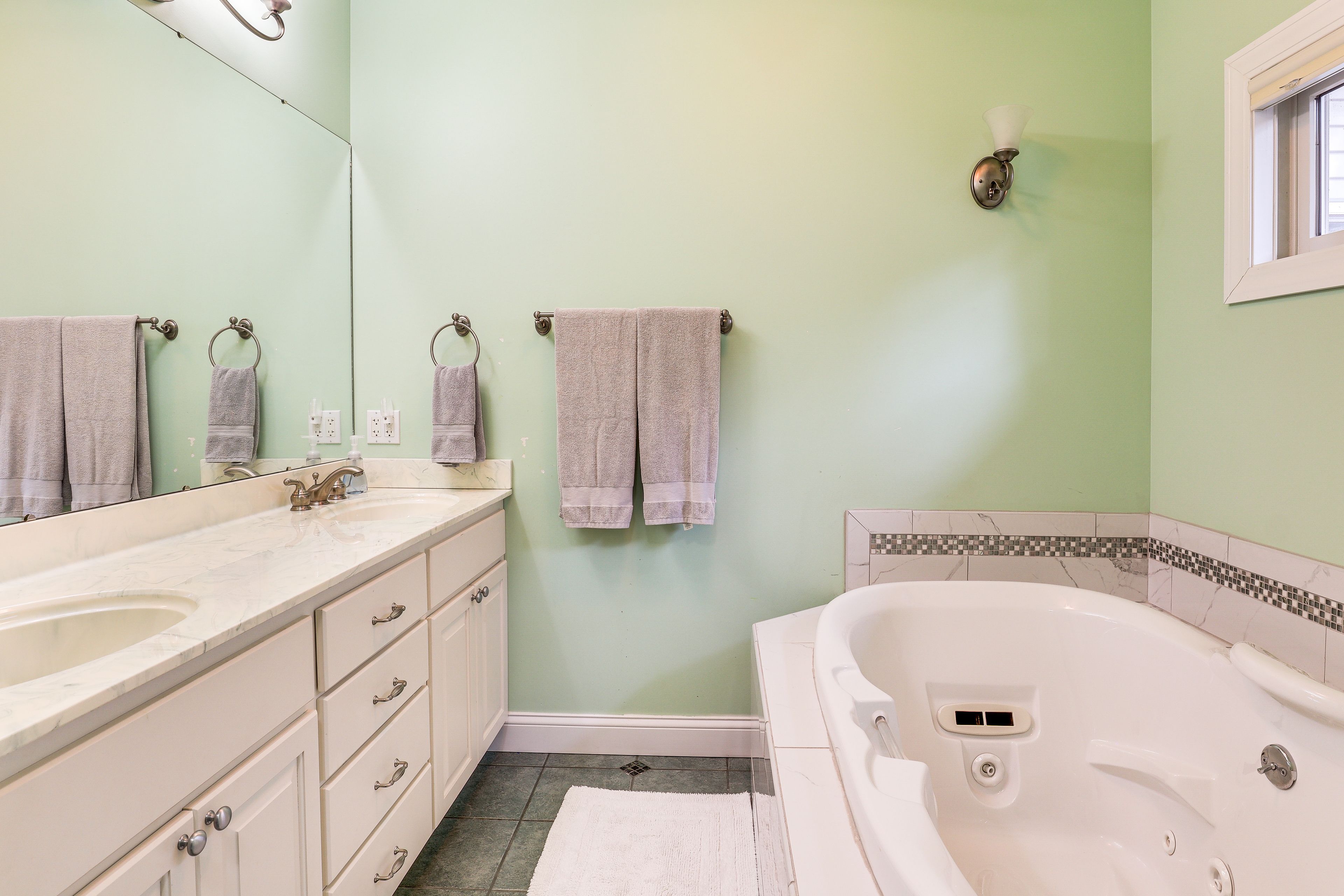 Full Bath | Towels | Hair Dryer | Main Level