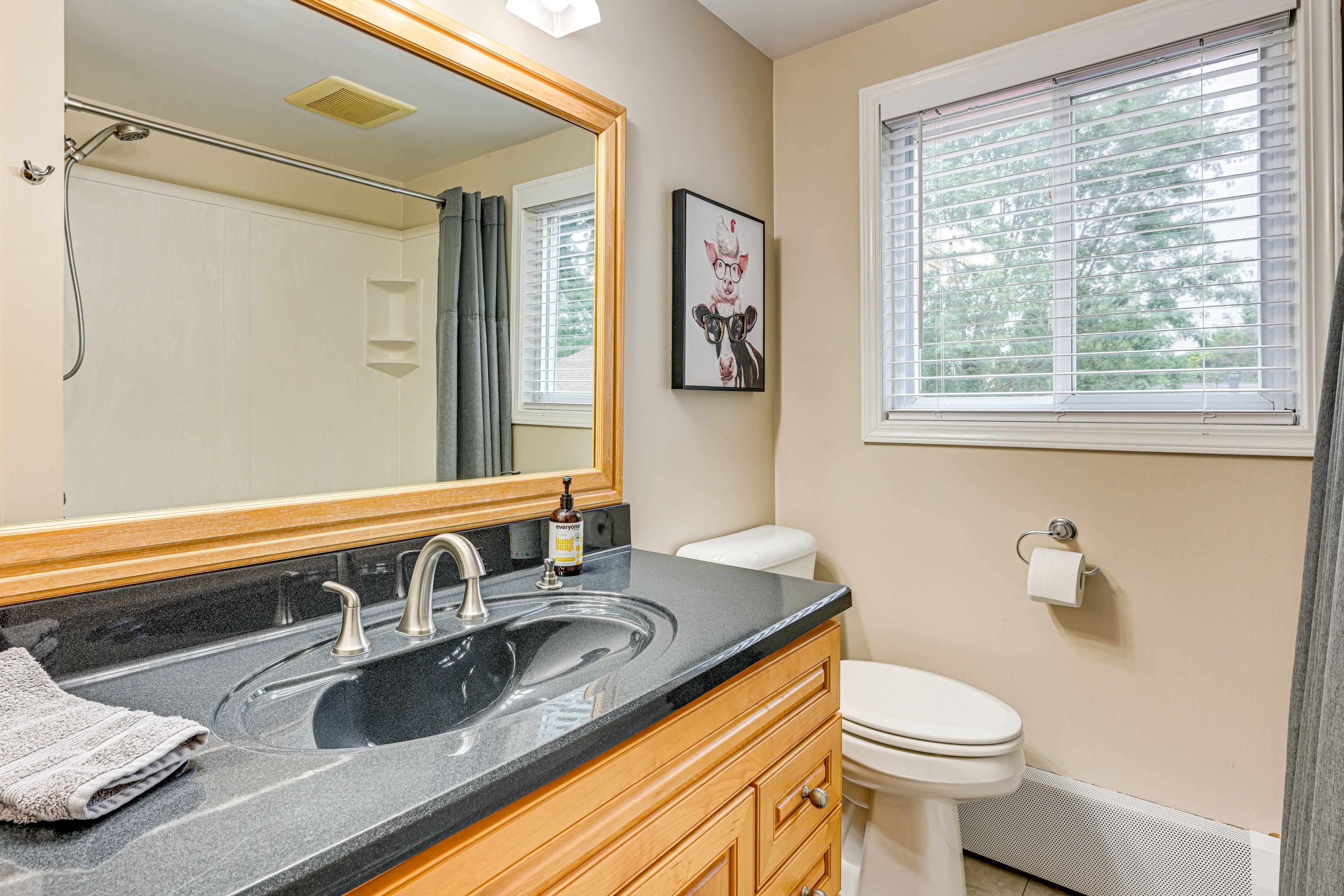 Full Bathroom | 2nd Floor | Towels Provided