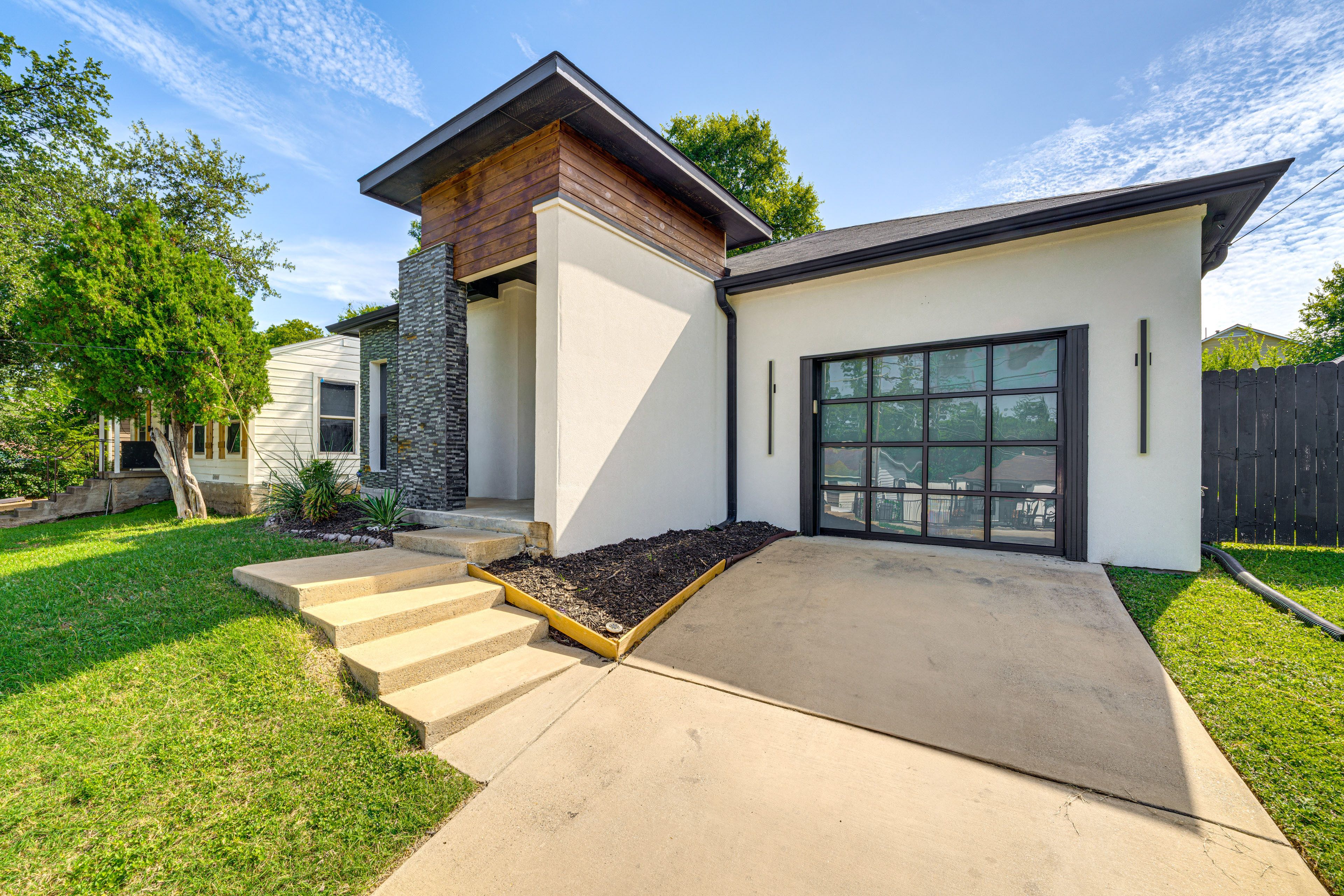 Exterior | Parking | Driveway (2 Vehicles) | Free Street