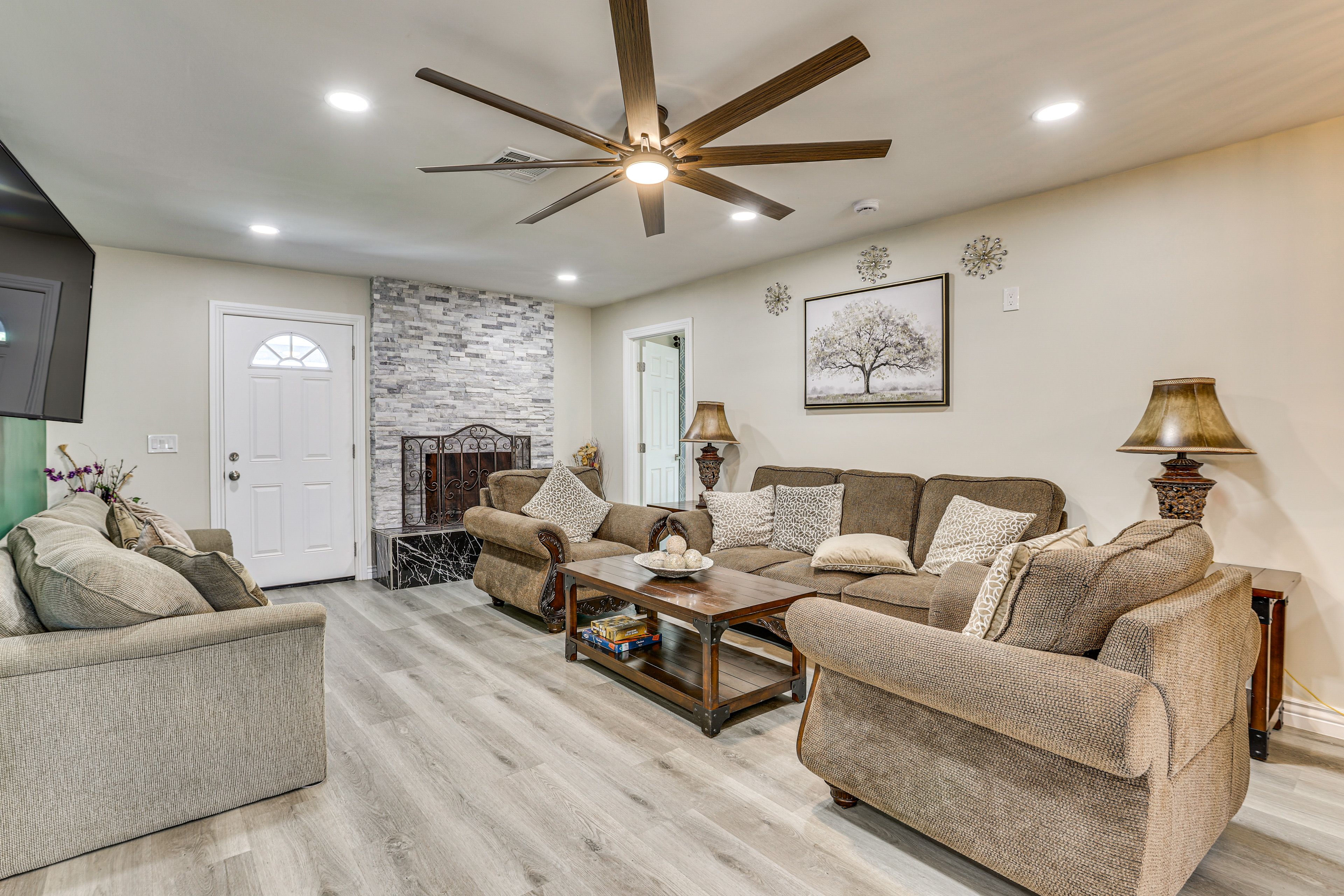 Living Room | Full Sleeper Sofa | Free WiFi | Central Heating & Air Conditioning