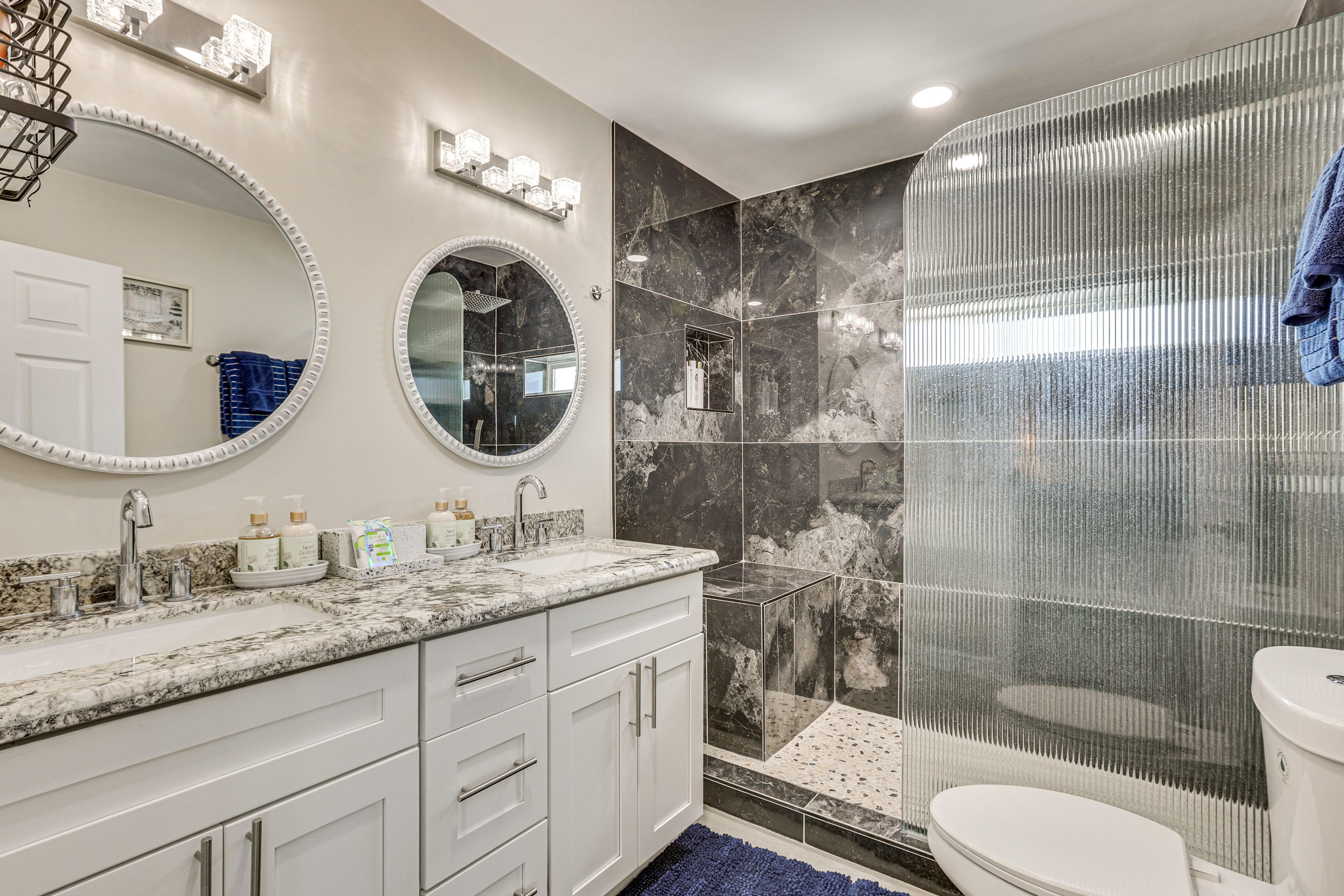 Full Bathroom | Complimentary Toiletries | Towels Provided