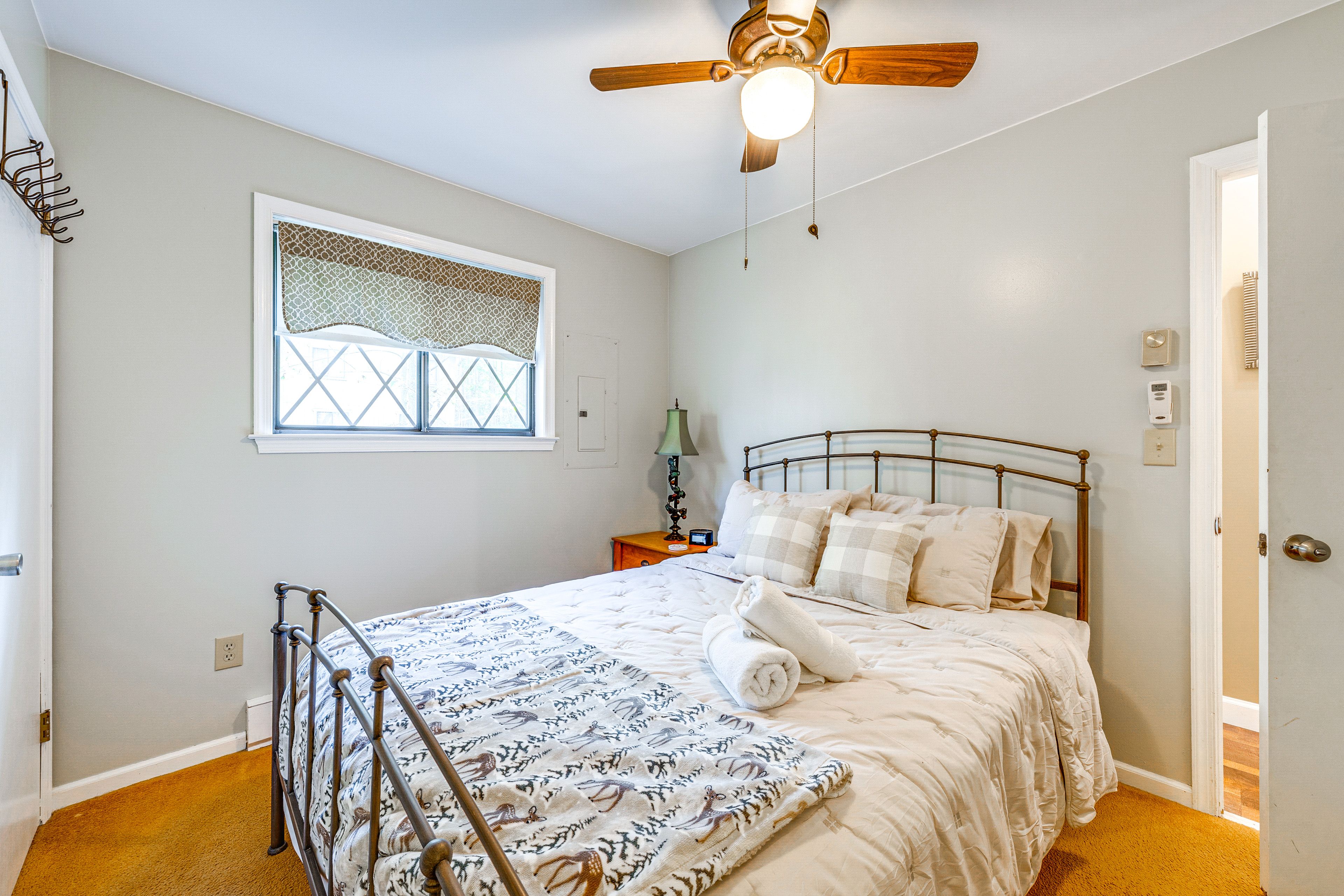 Bedroom 1 | Queen Bed | 1st Floor