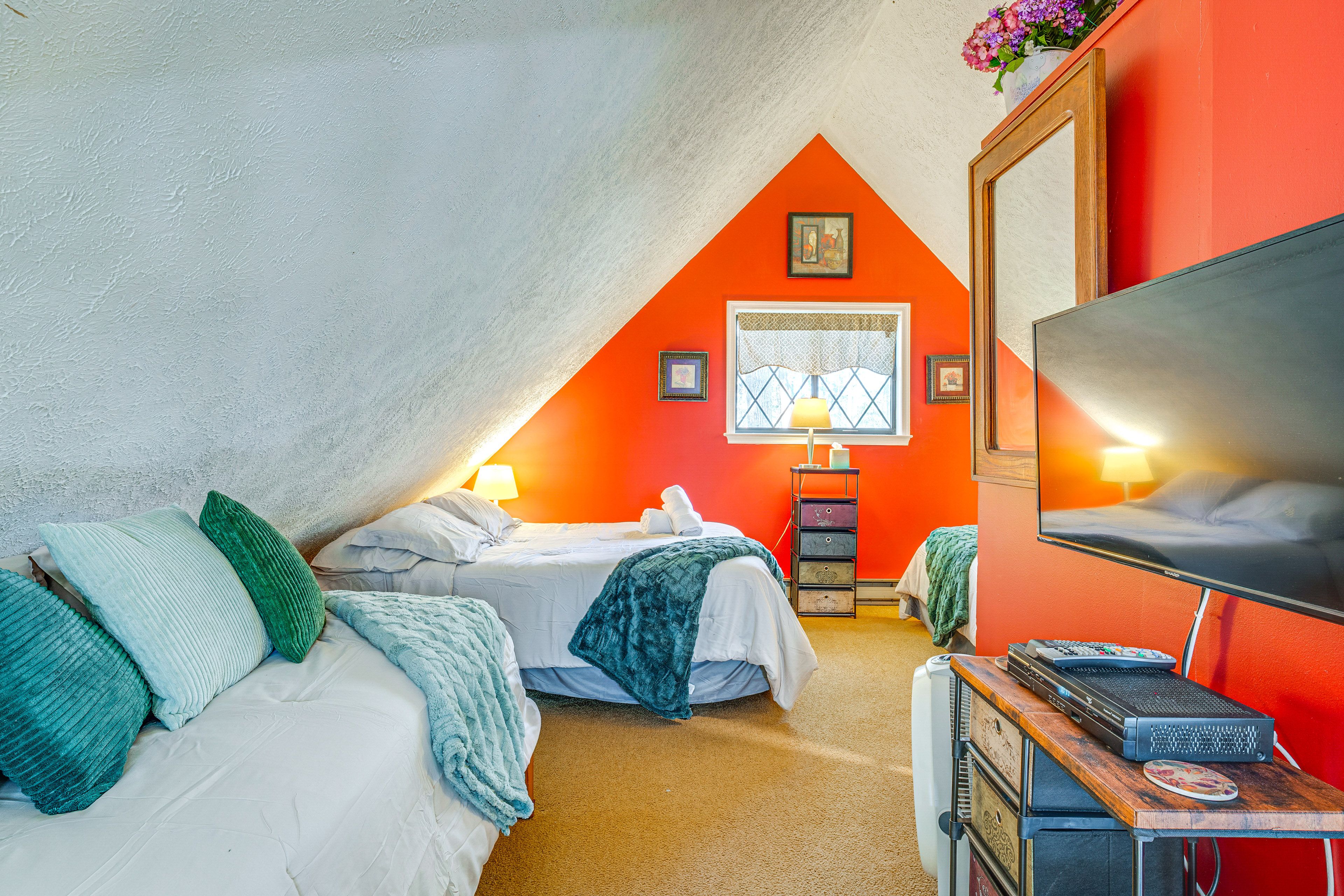 Loft | 2 Queen Beds | Twin Bed | 2nd Floor