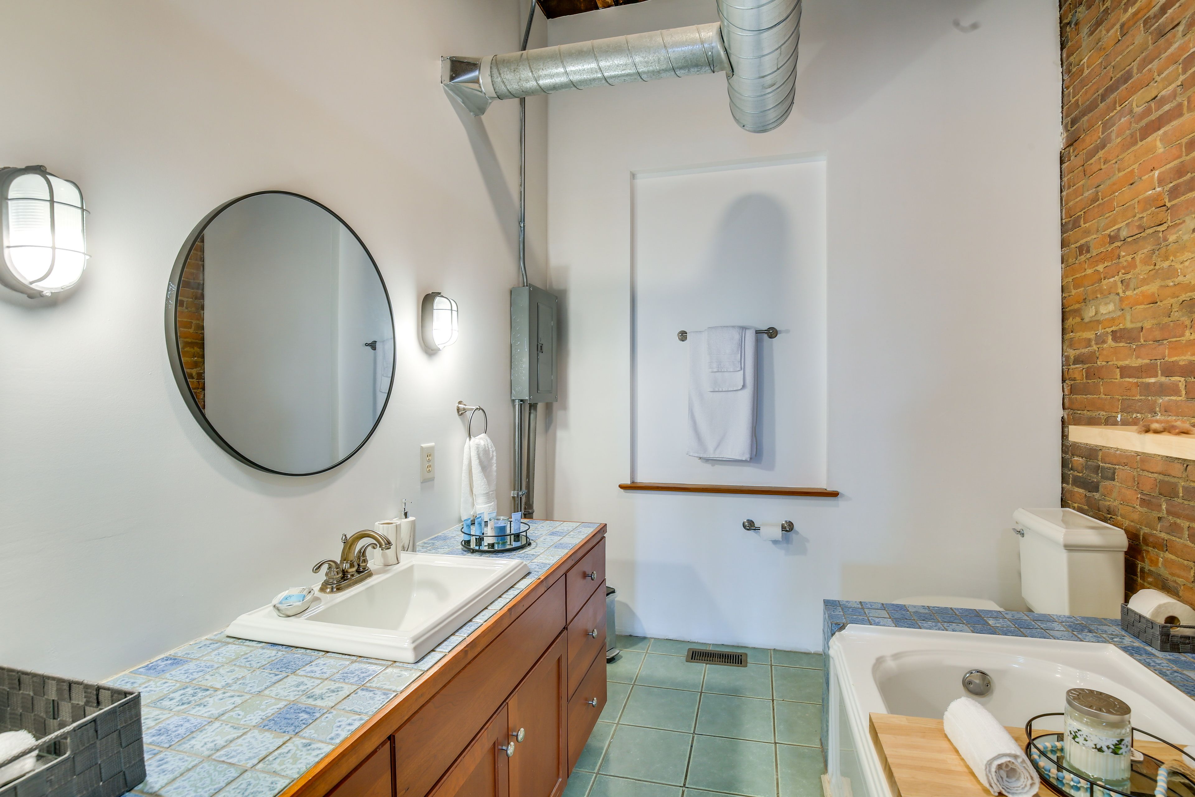 Bathroom | Towels & Complimentary Toiletries Provided