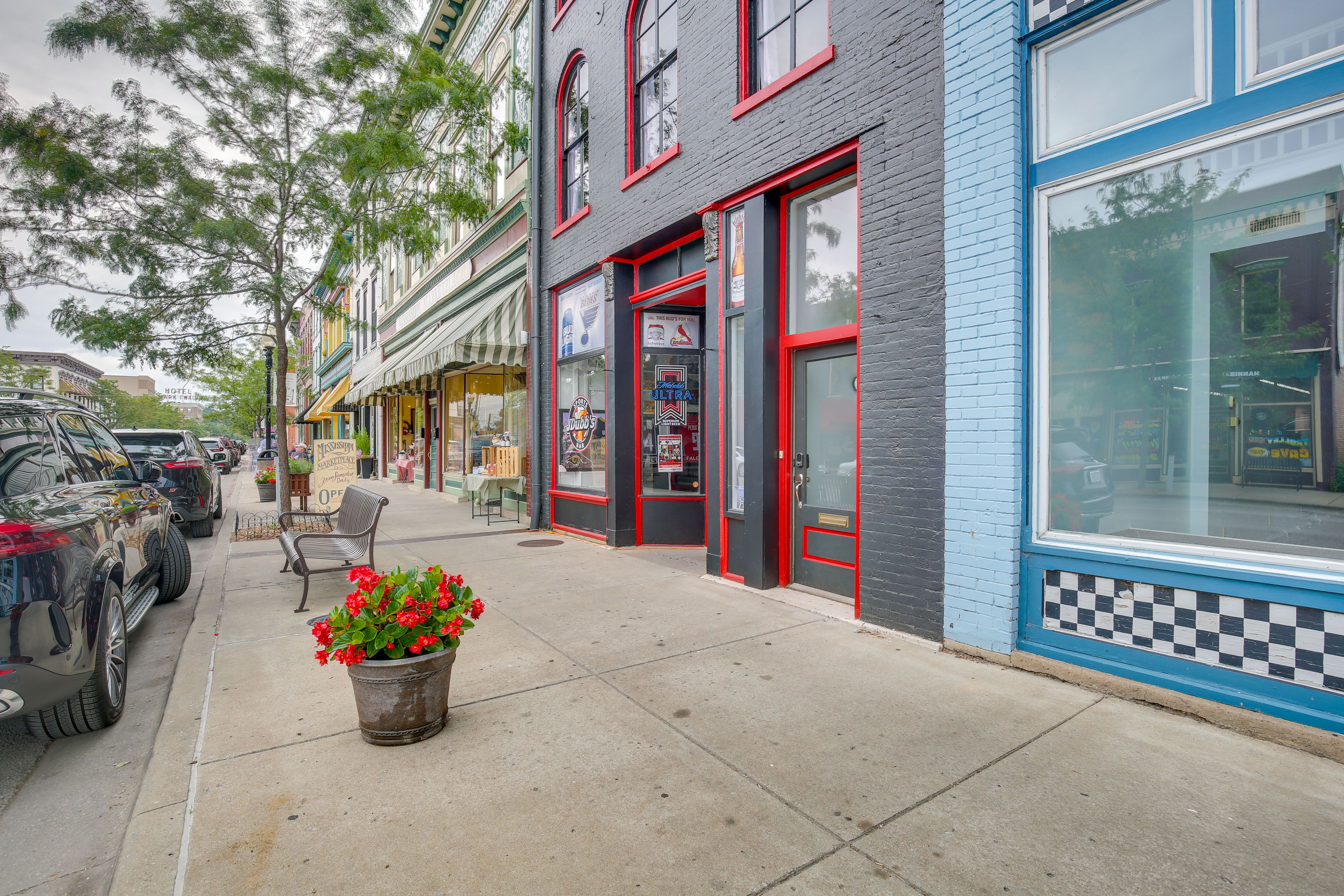 Walkable Location | Restaurants On-Site