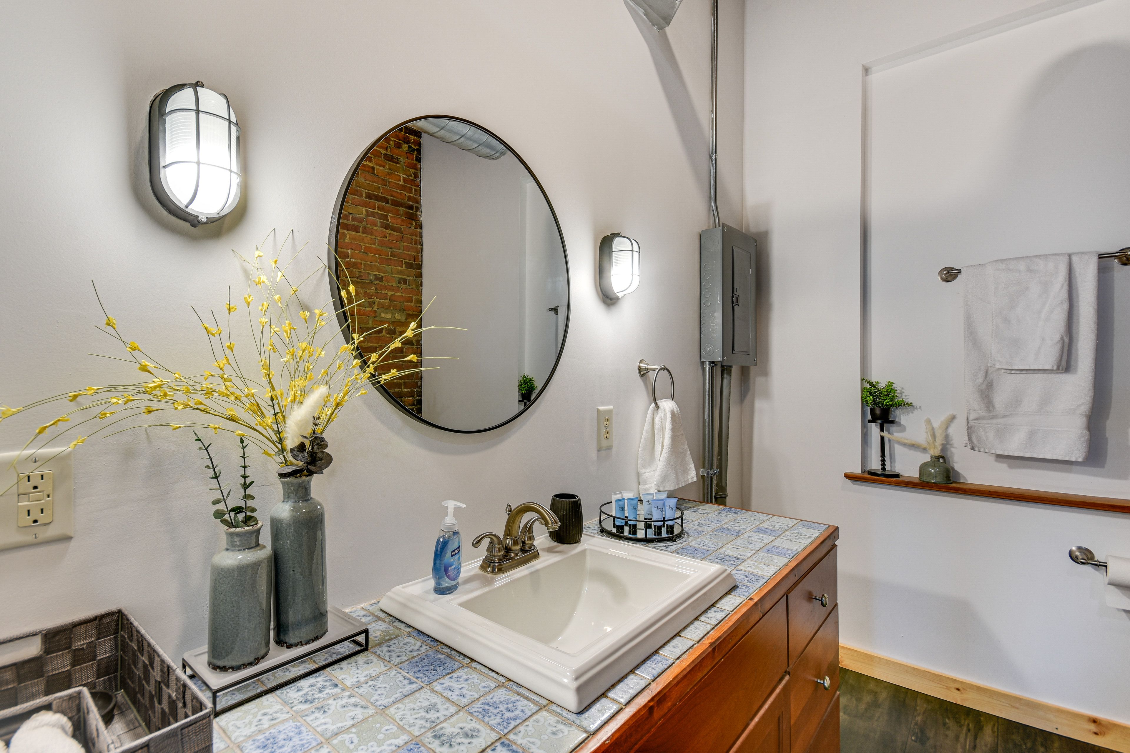 Bathroom | Towels & Complimentary Toiletries Provided