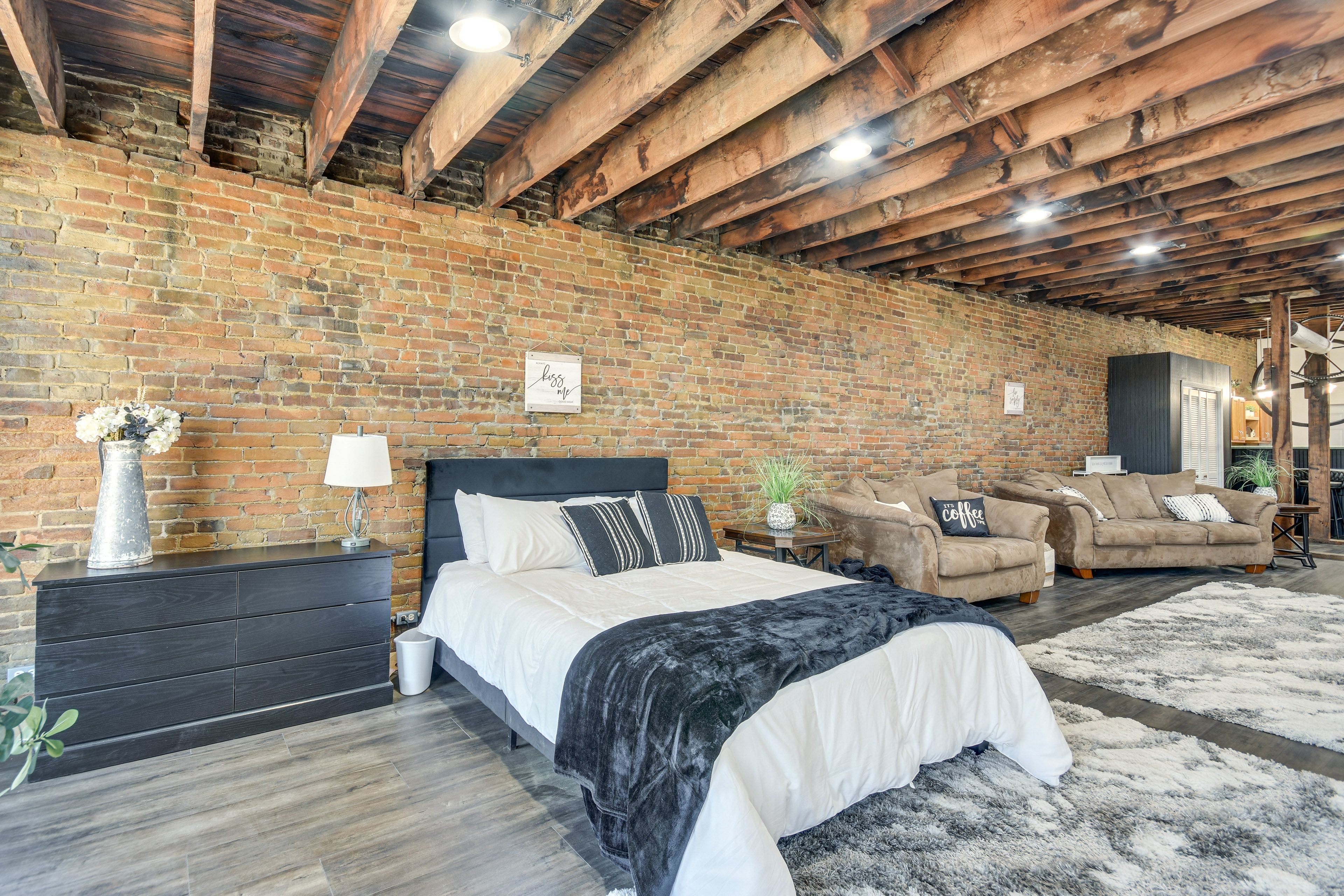 Studio | Queen Bed | Linens Provided