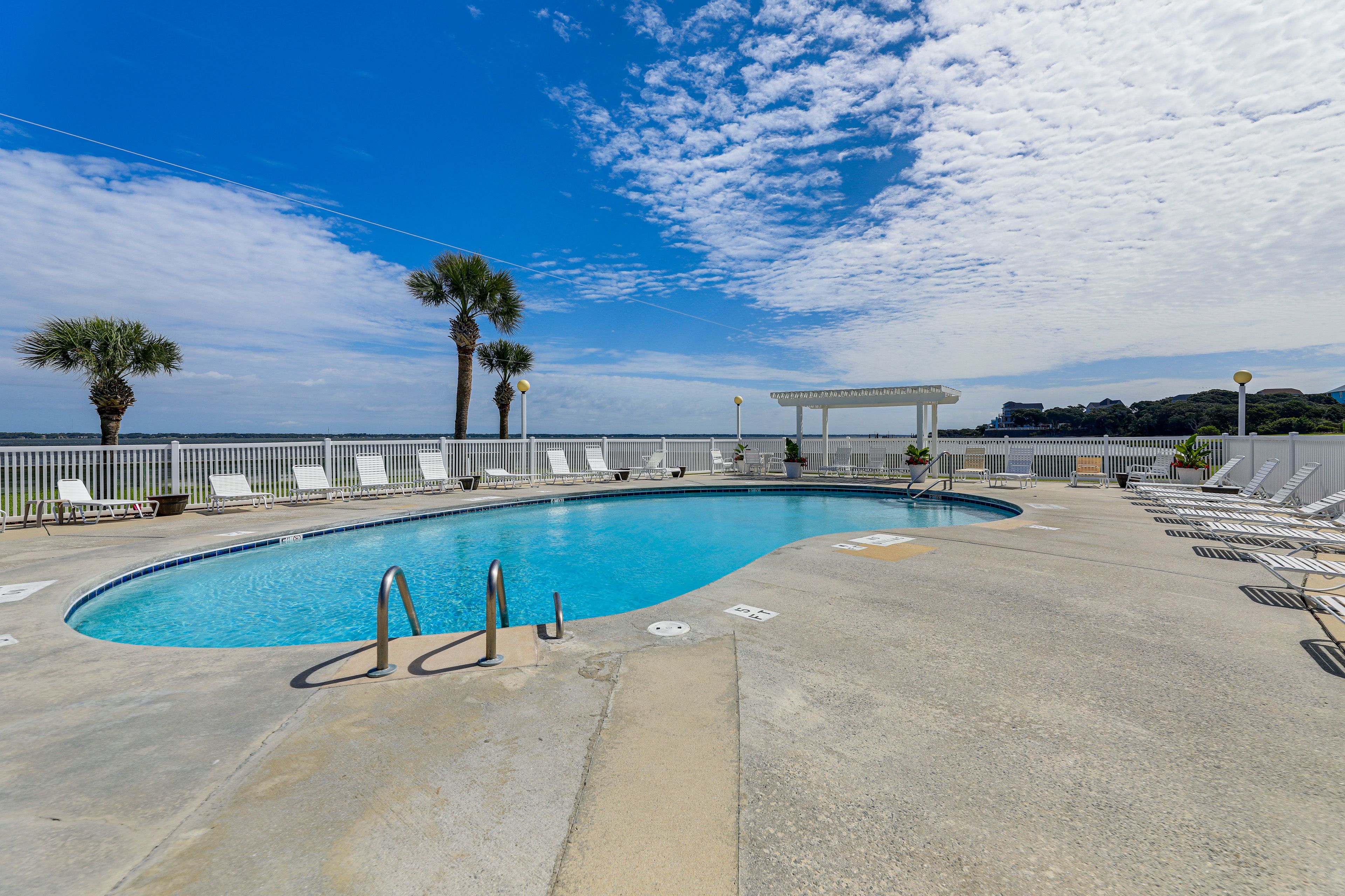 Mariner's Point | Community Amenities | Outdoor Pool