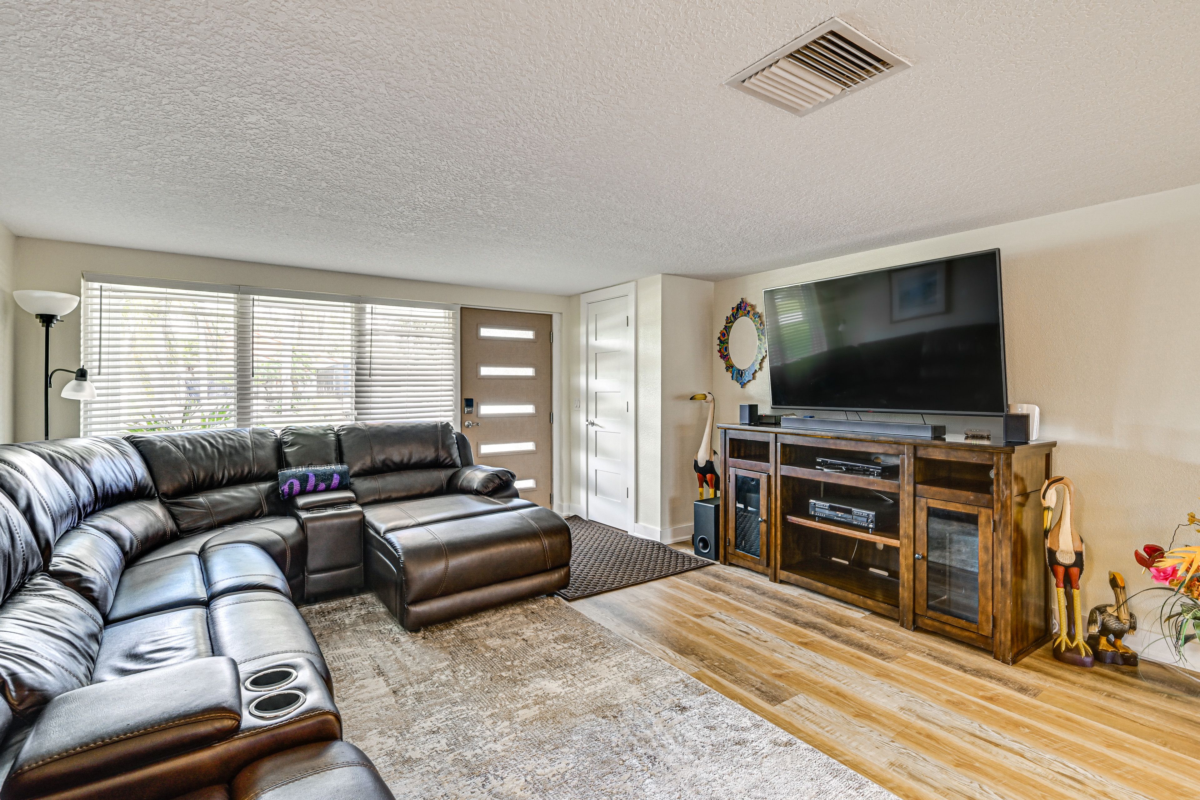 Living Room | Free WiFi | Central Heating & Air Conditioning
