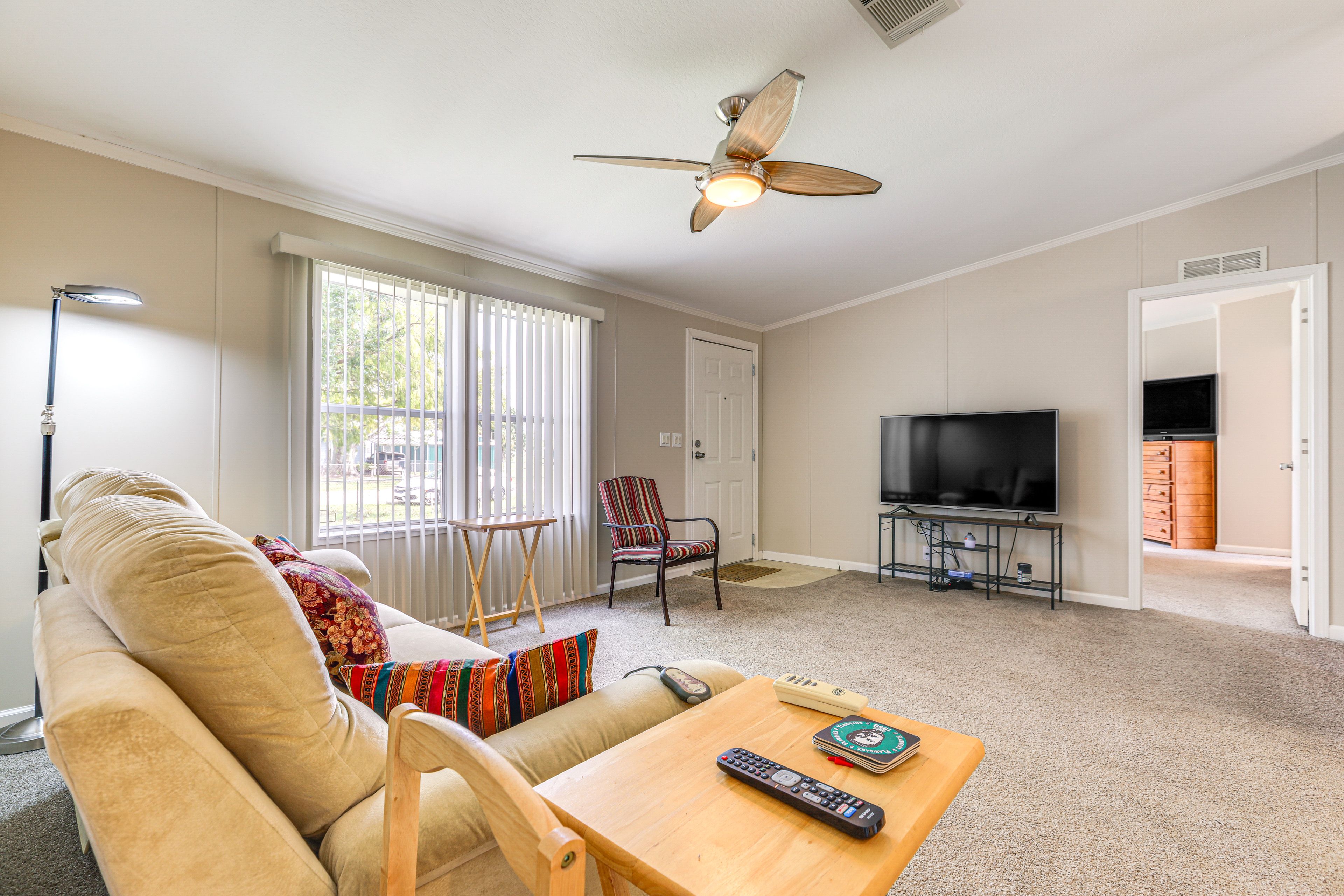 Living Room | Central A/C & Heat | Smart TV