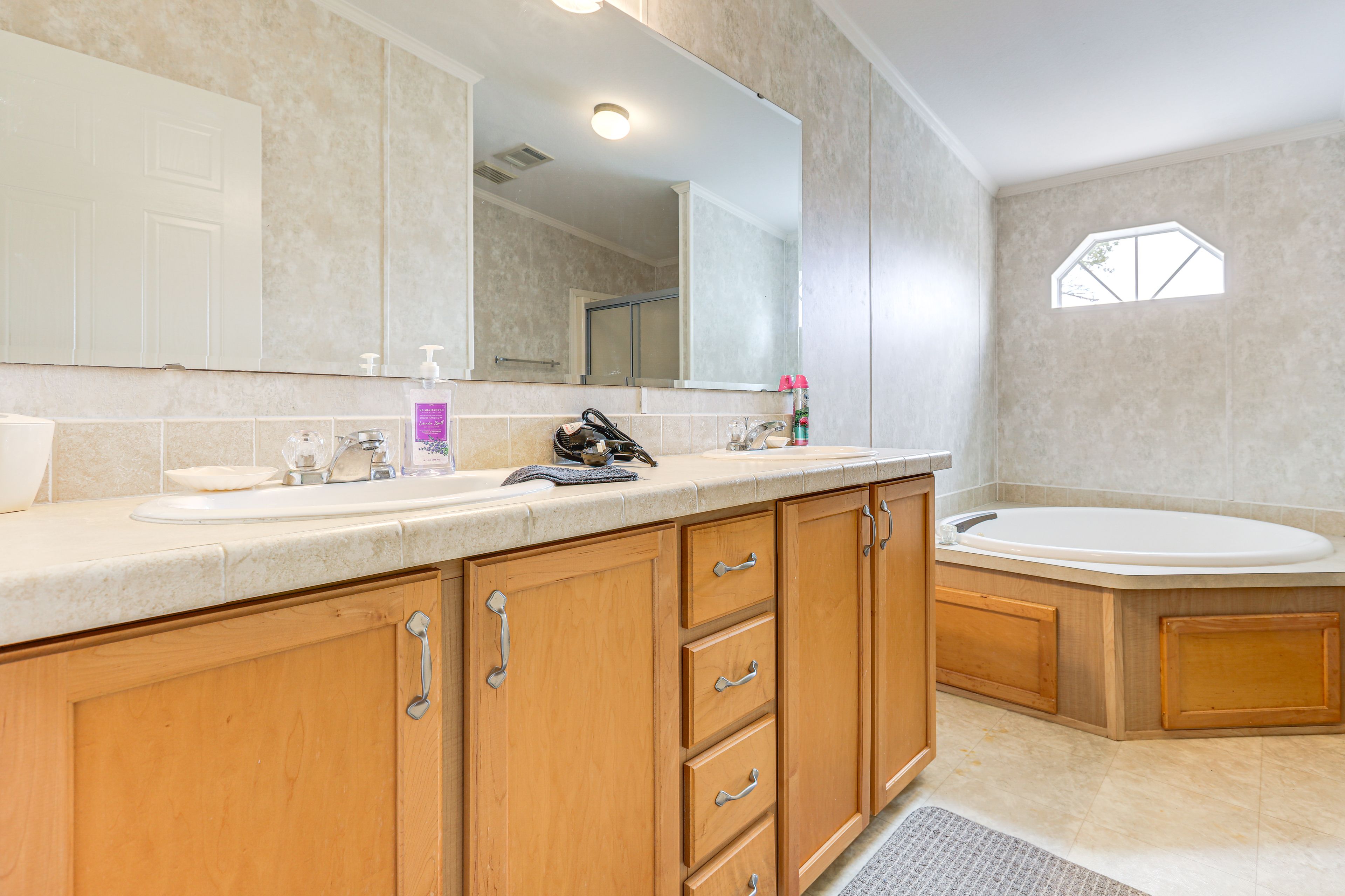 Full Bathroom | Towels Provided