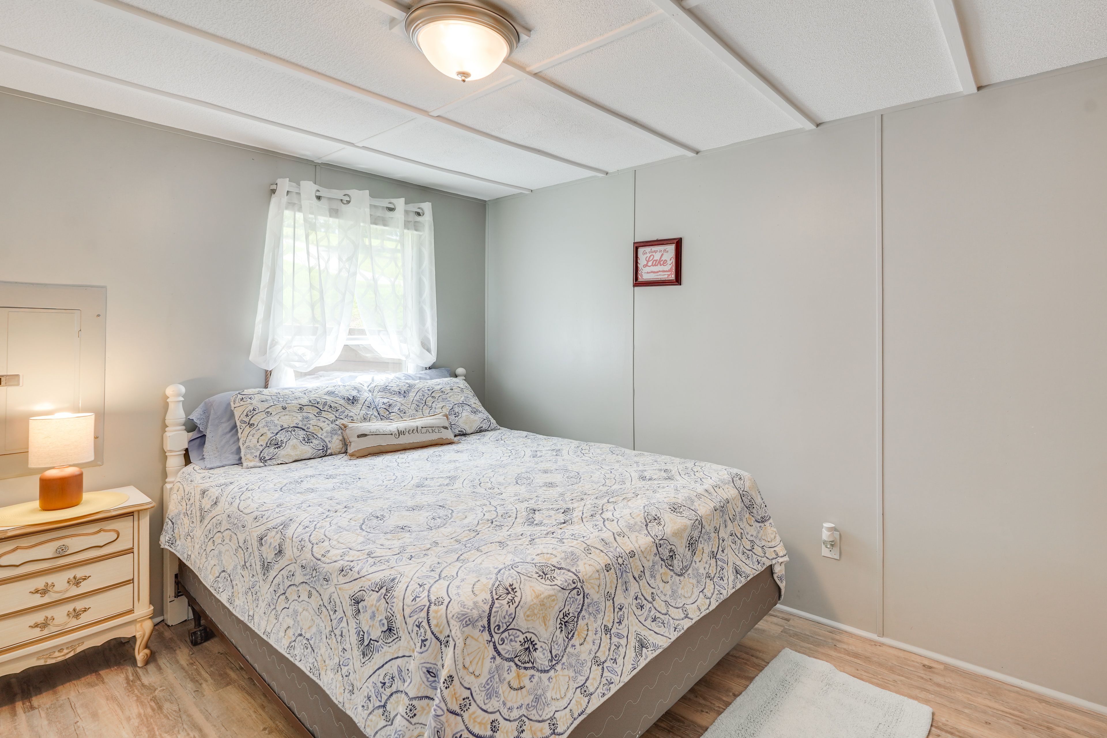 Bedroom 2 | Queen Bed