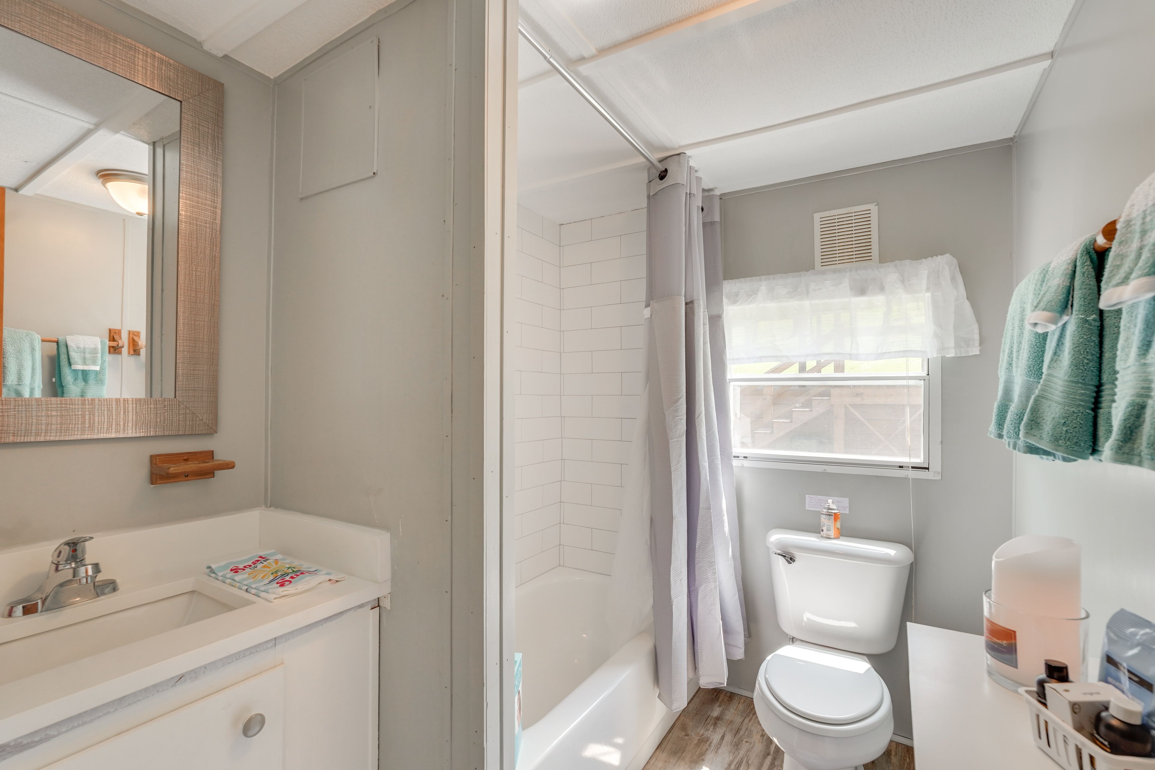 Full Bathroom | Complimentary Toiletries