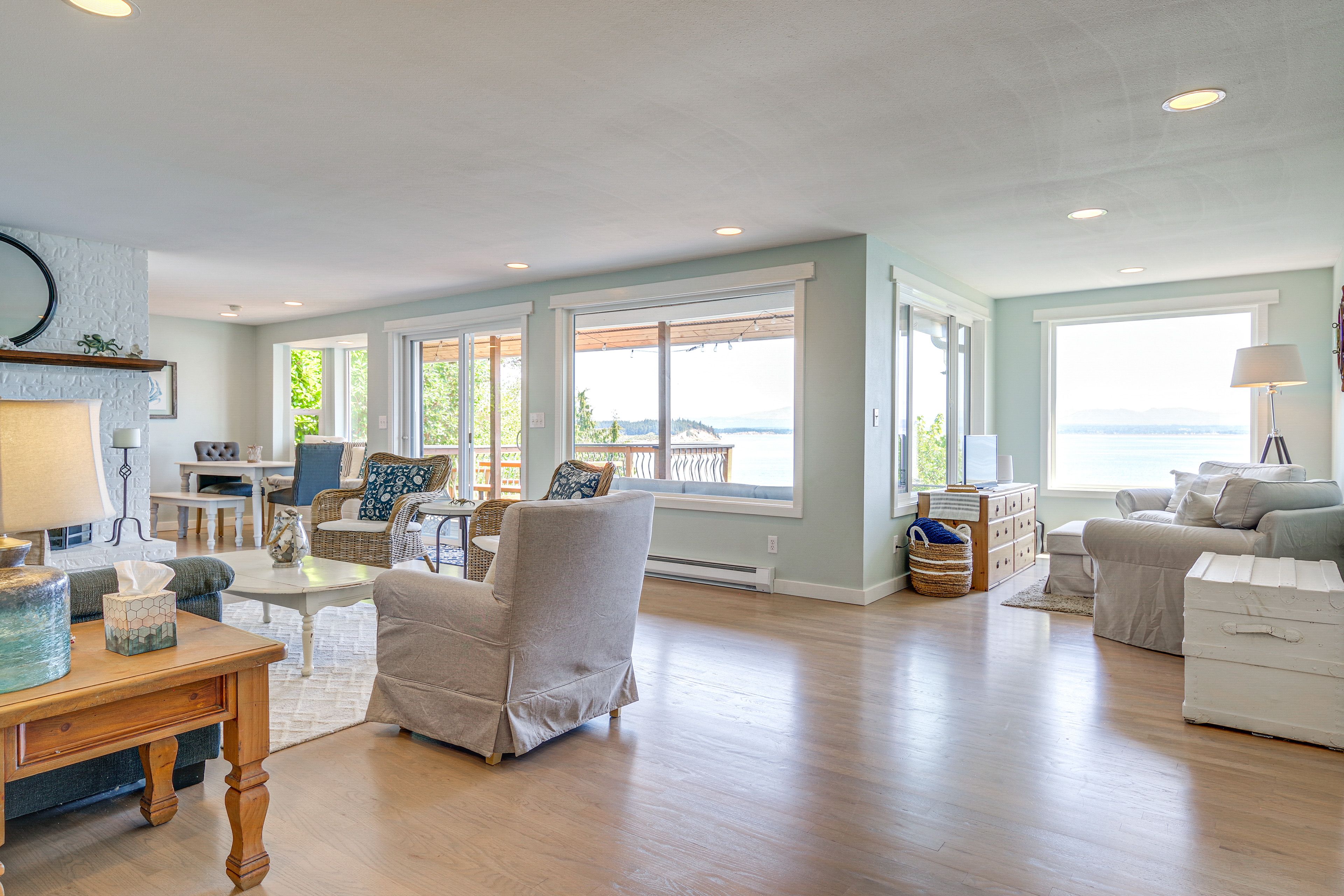 Living Room | Free WiFi | Mini-Split A/C | Decorative Fireplace
