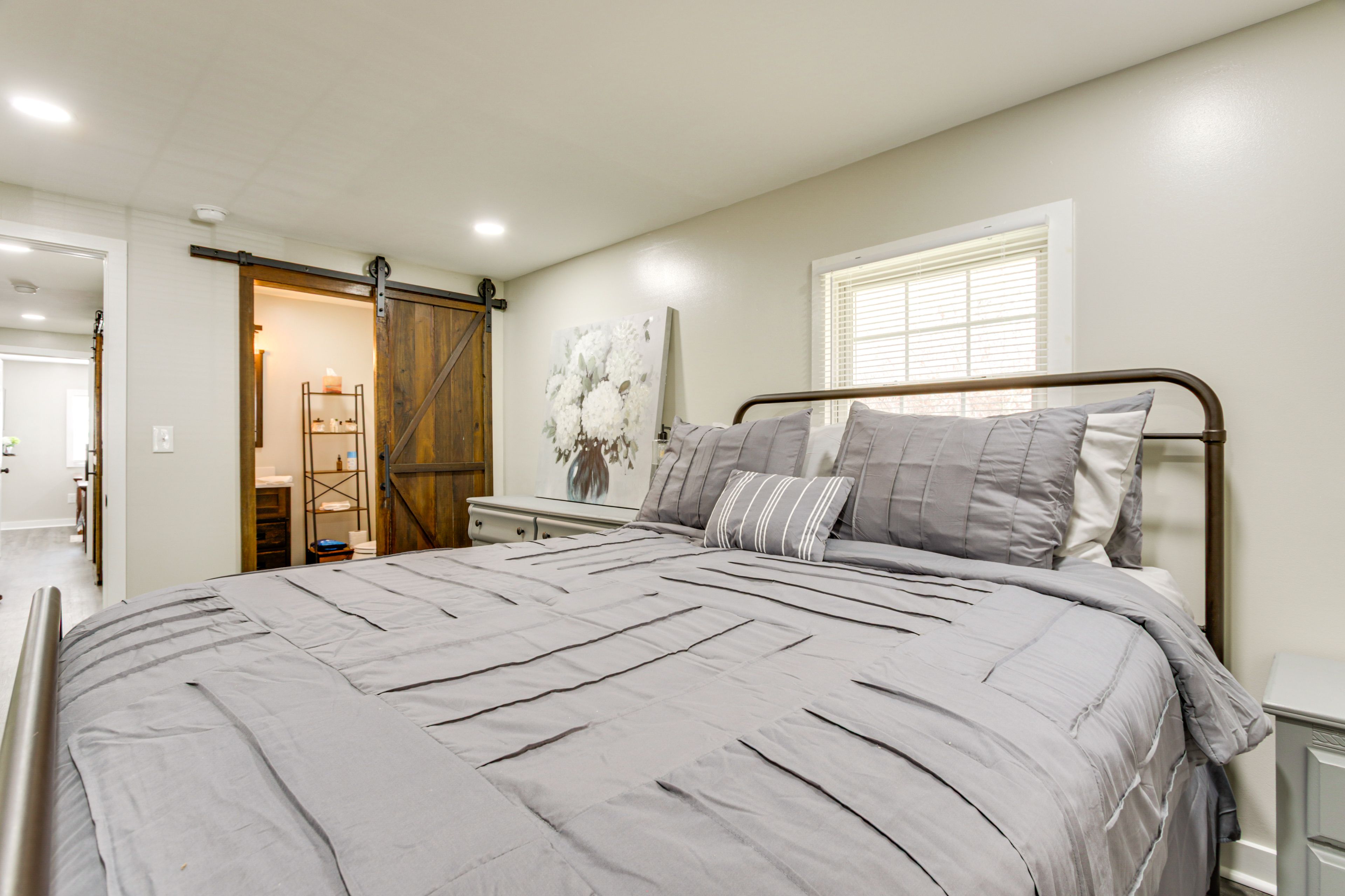 Bedroom 1 | Queen Bed | TV