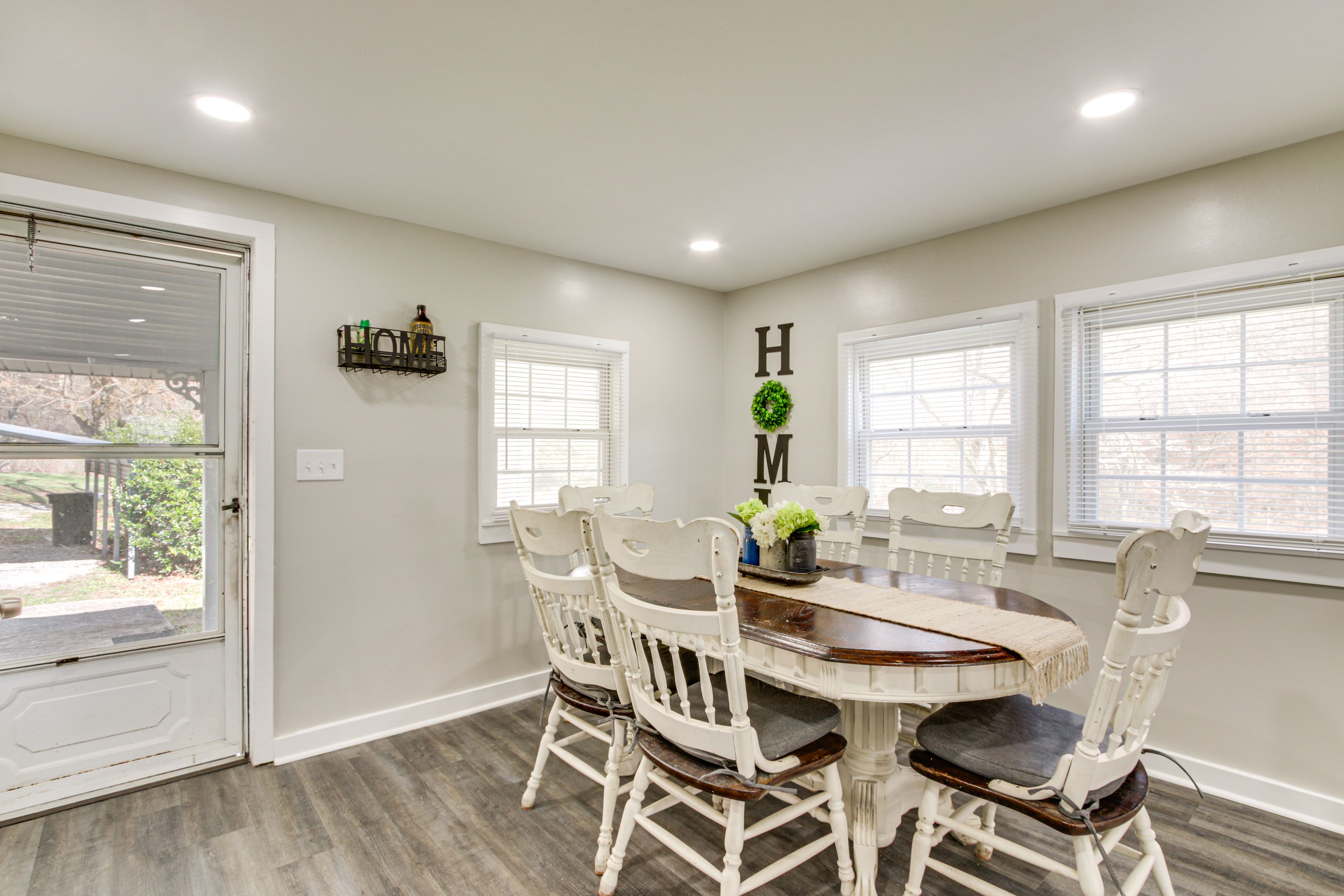 Dining Table | Dishware/Flatware