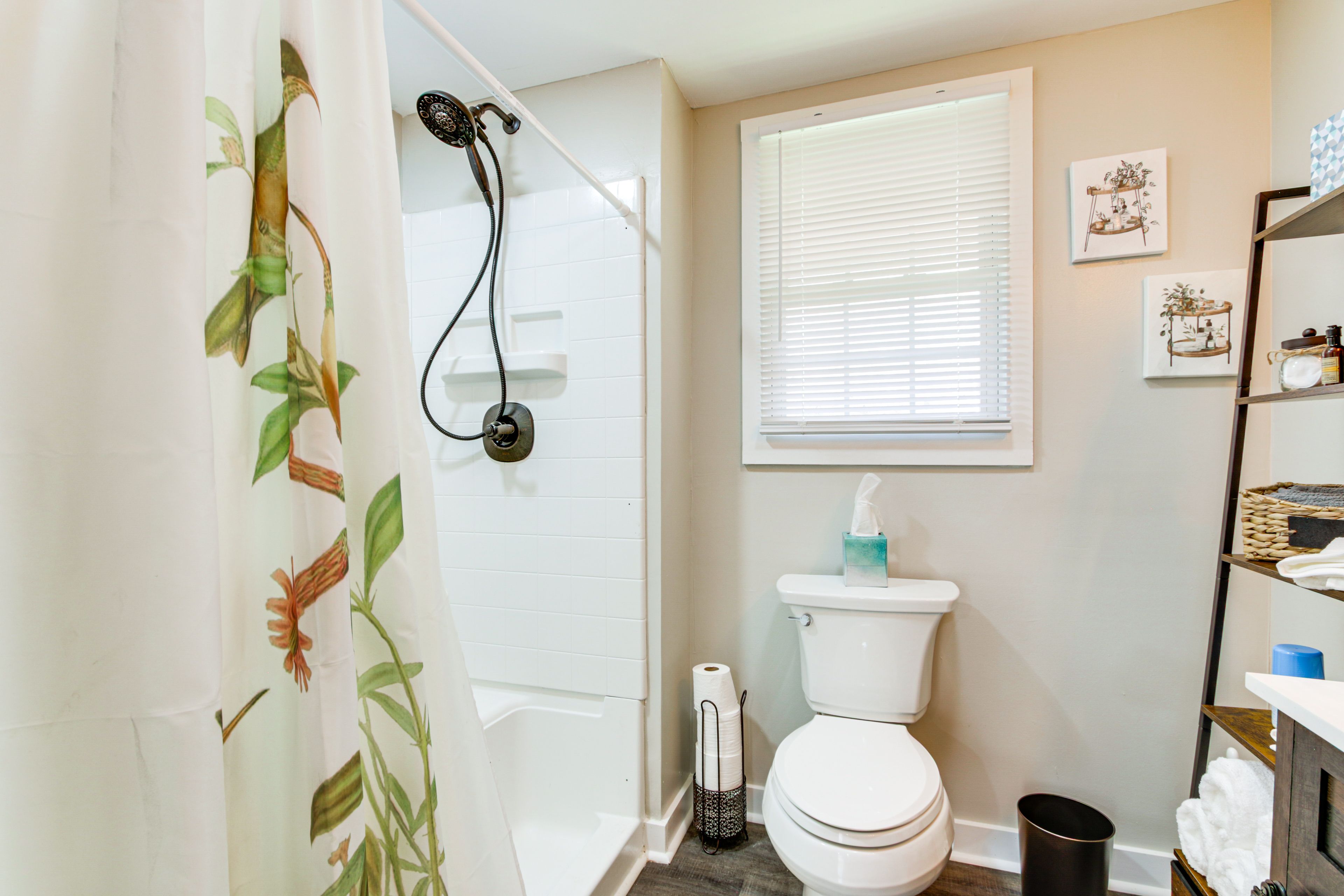 Full Bathroom | Towels Provided