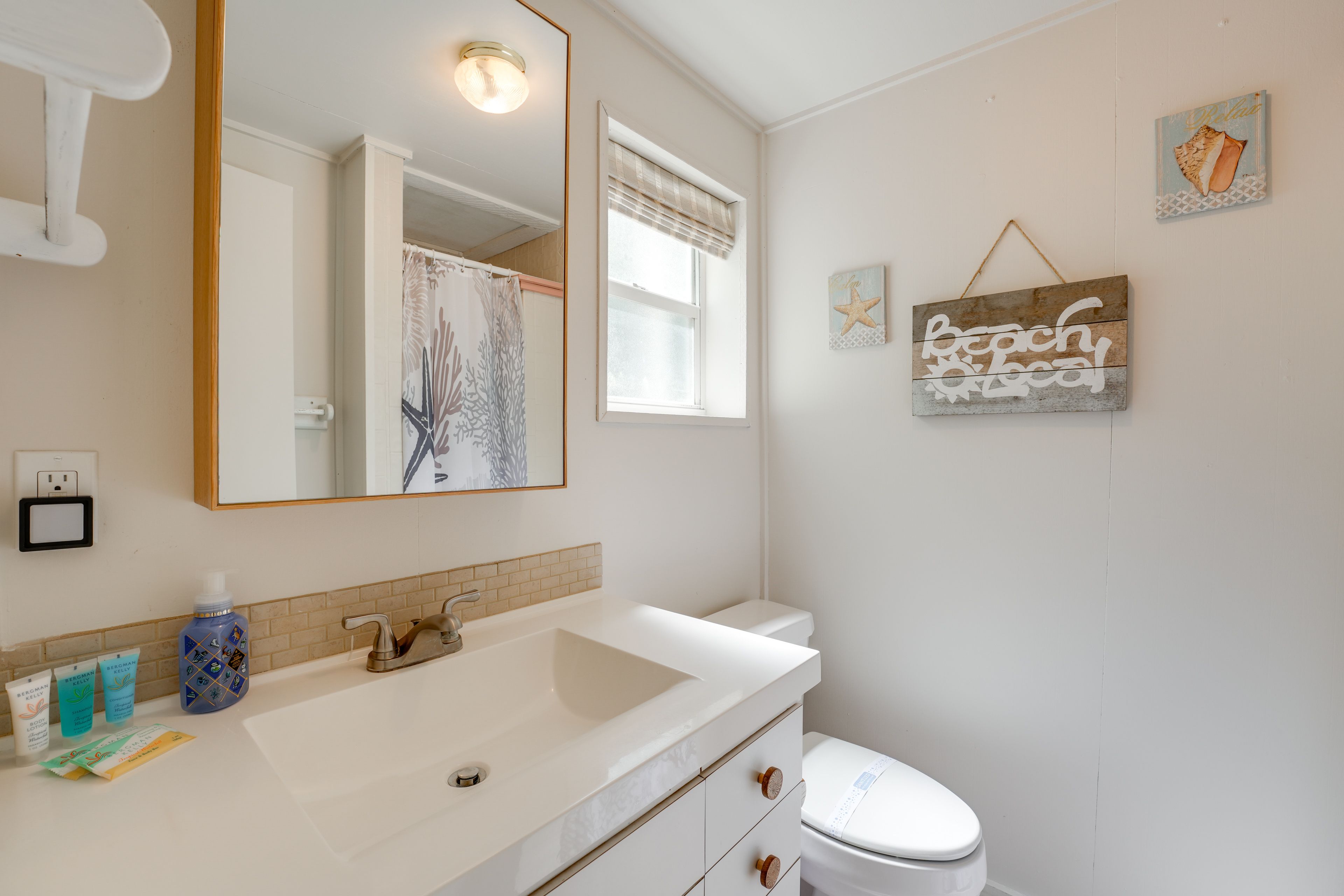 Full Bathroom | Towels Provided