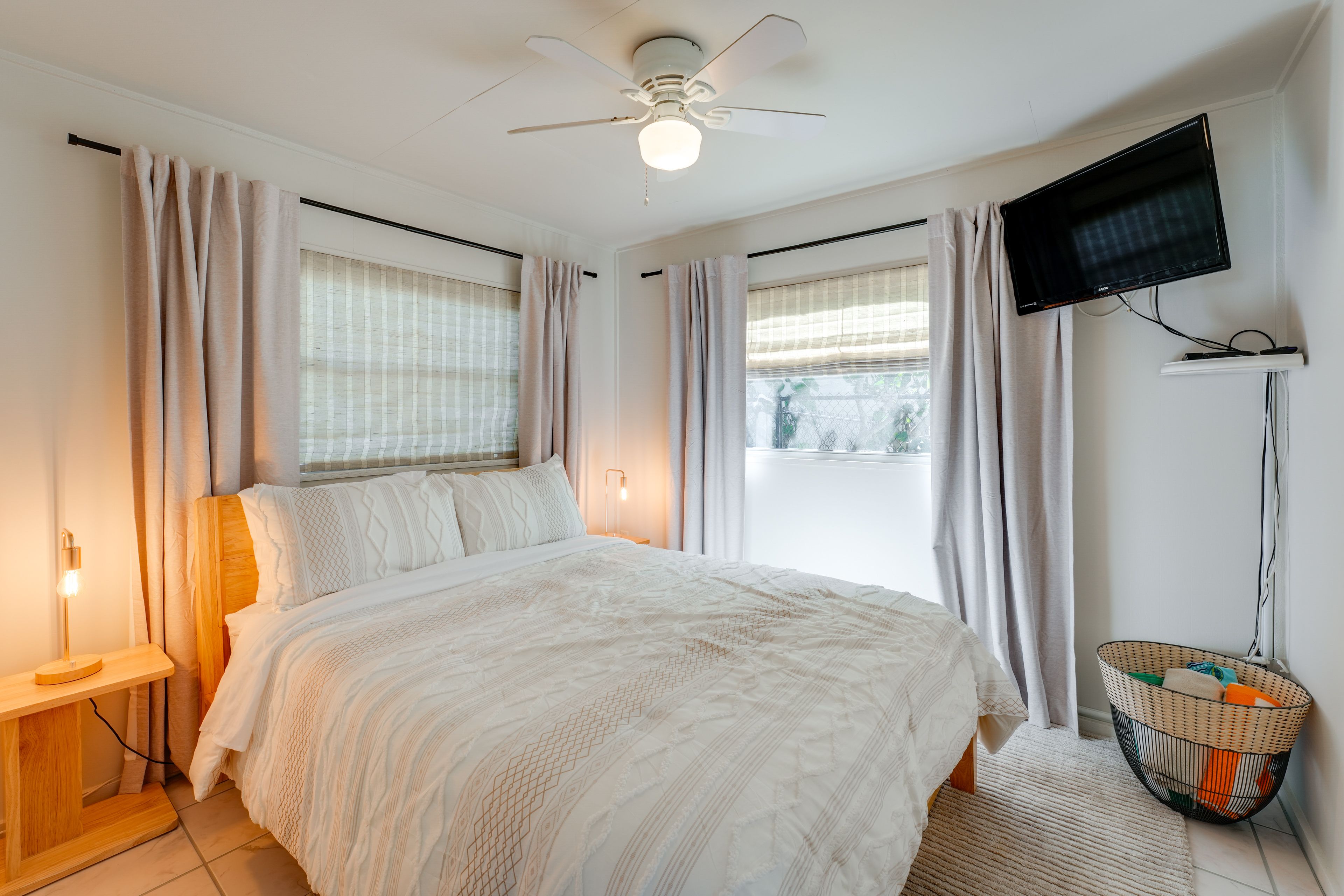 Bedroom | Queen Bed | Linens Provided