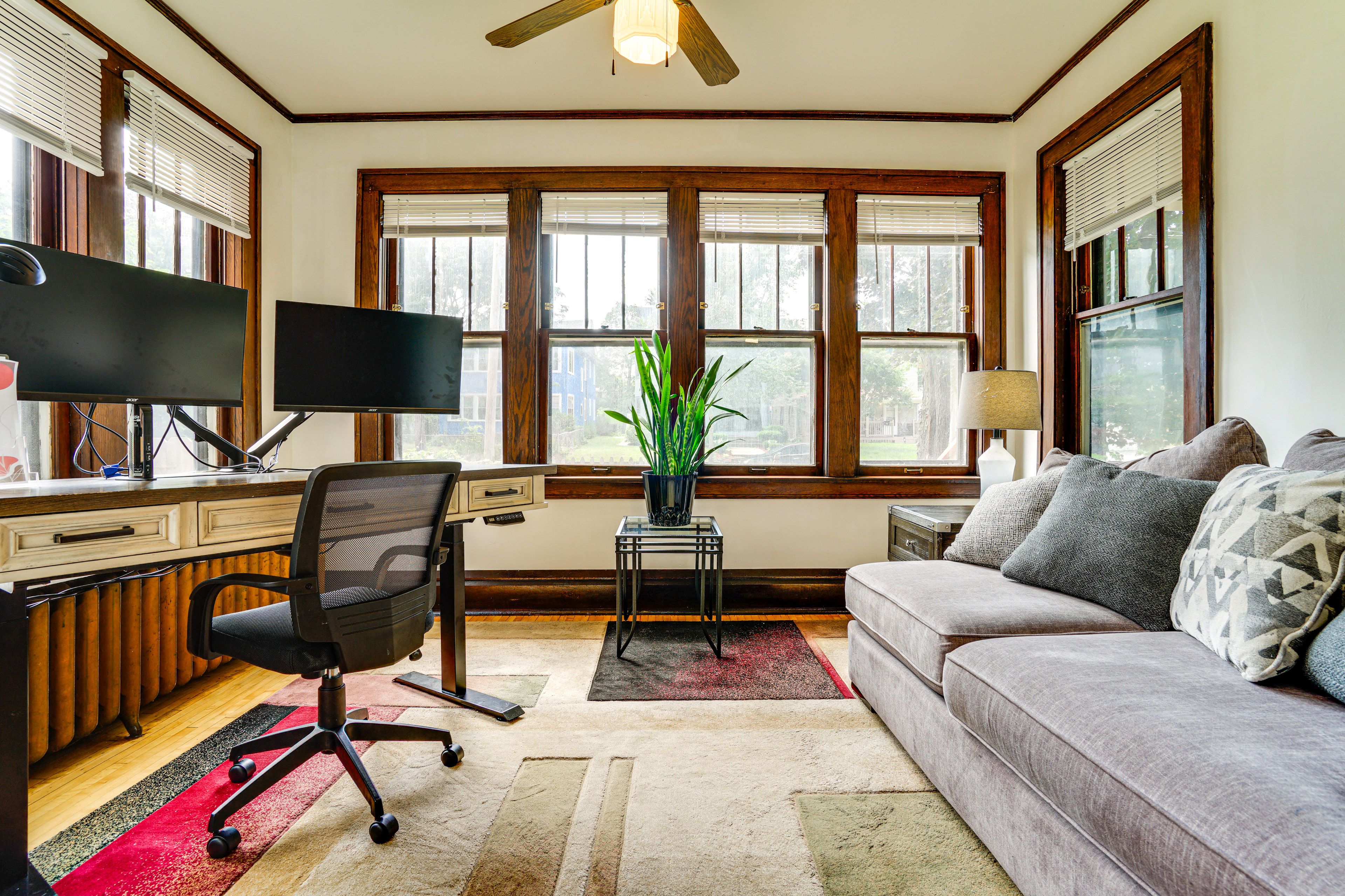 Sunroom | Adjustable Standing Desk