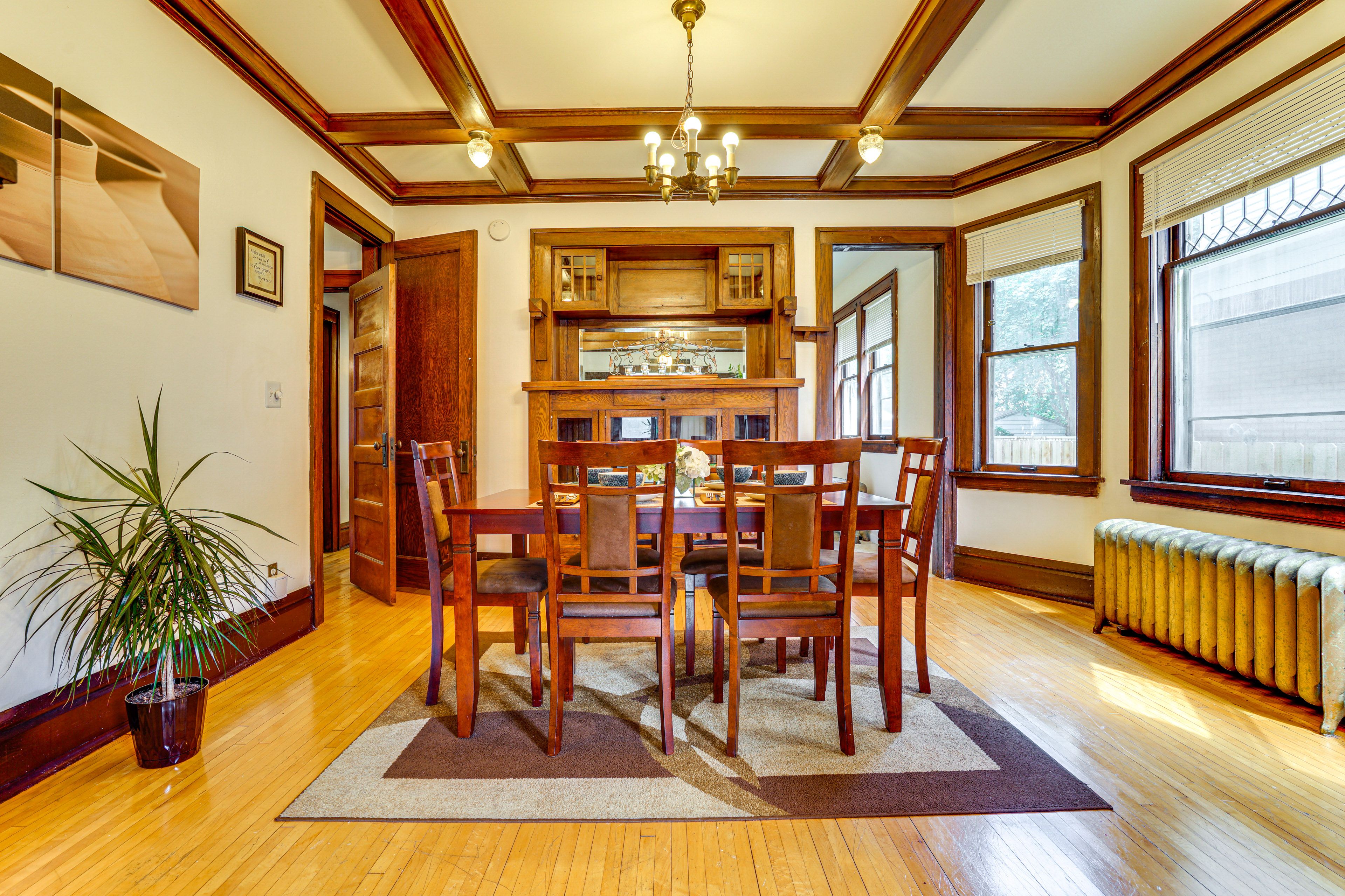 Dining Area | Dishware/Flatware Provided