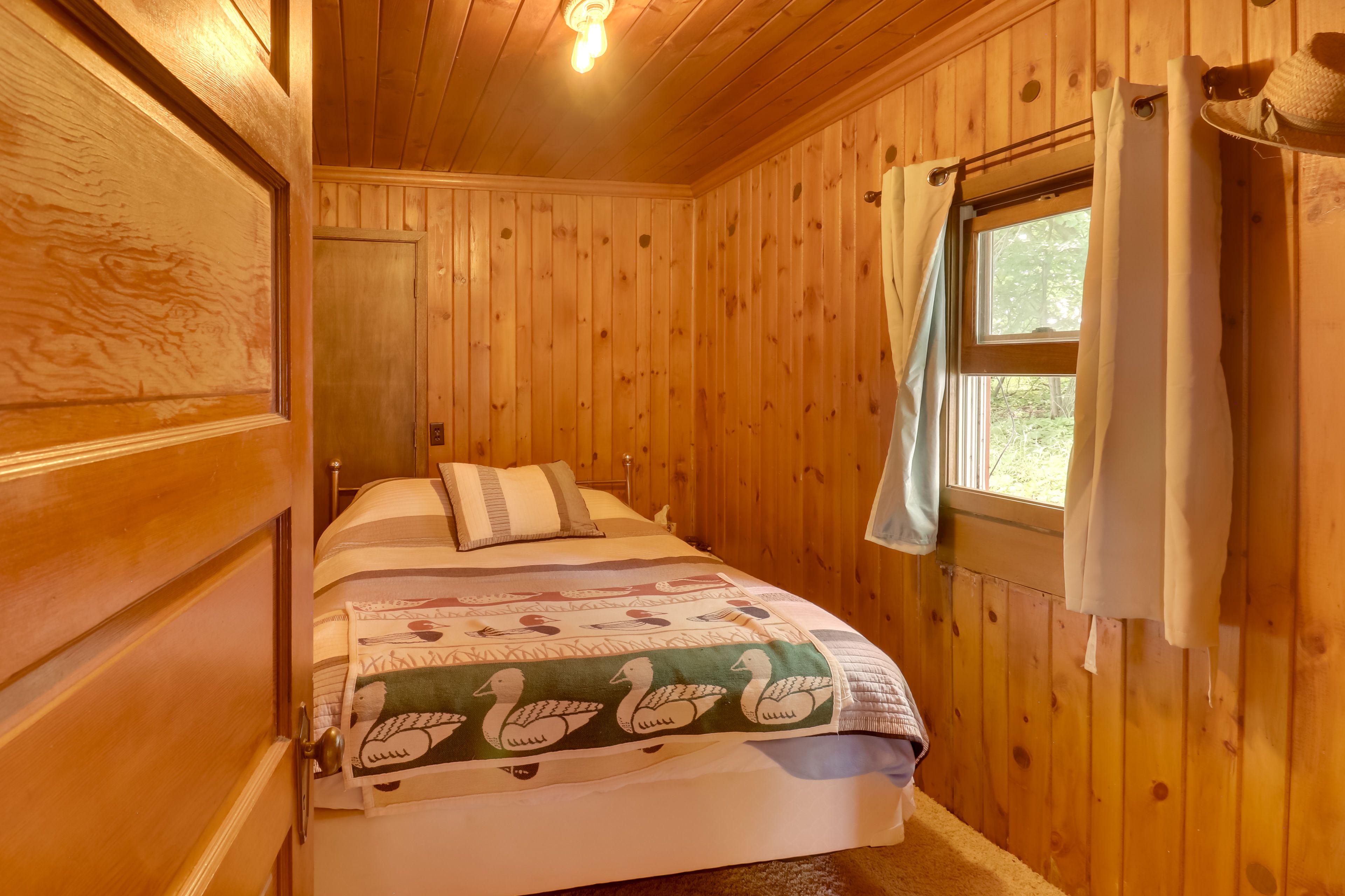 Bedroom 1 | Queen Bed | 1st Floor