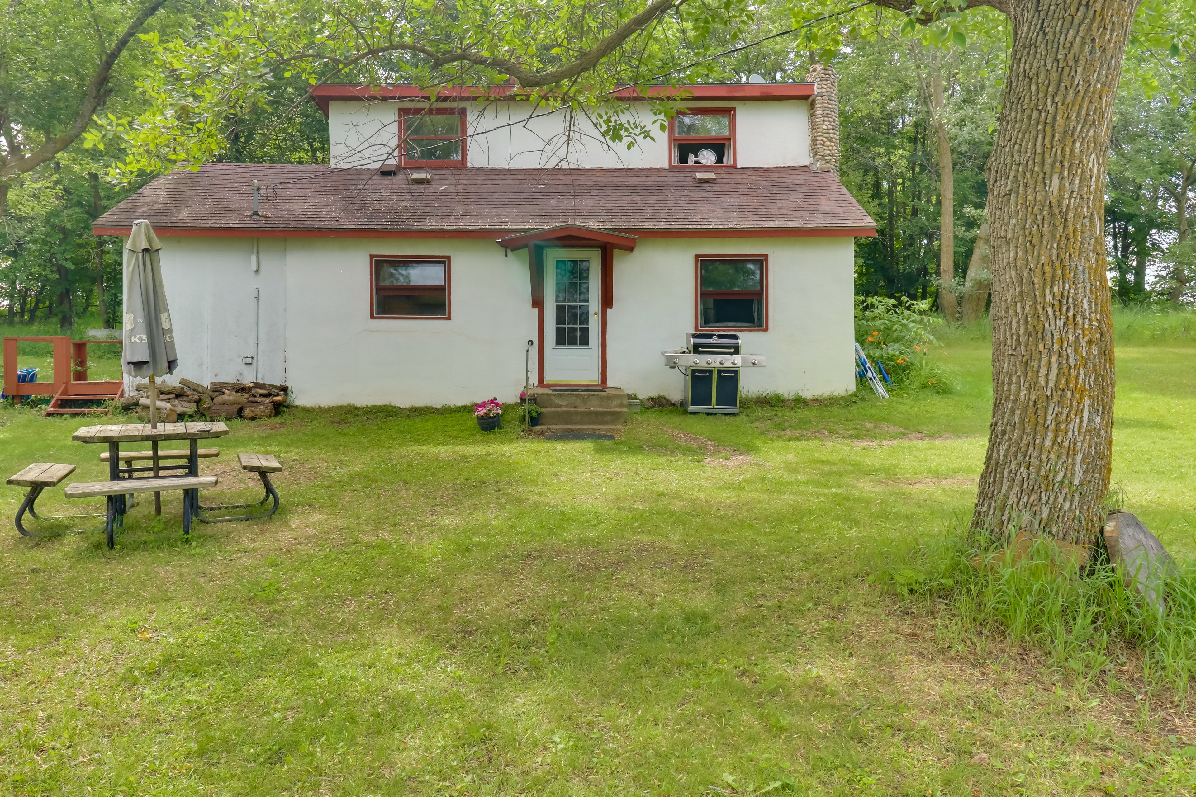 Backyard | Picnic Table | Gas Grill | Parking | Driveway (10 Vehicles)