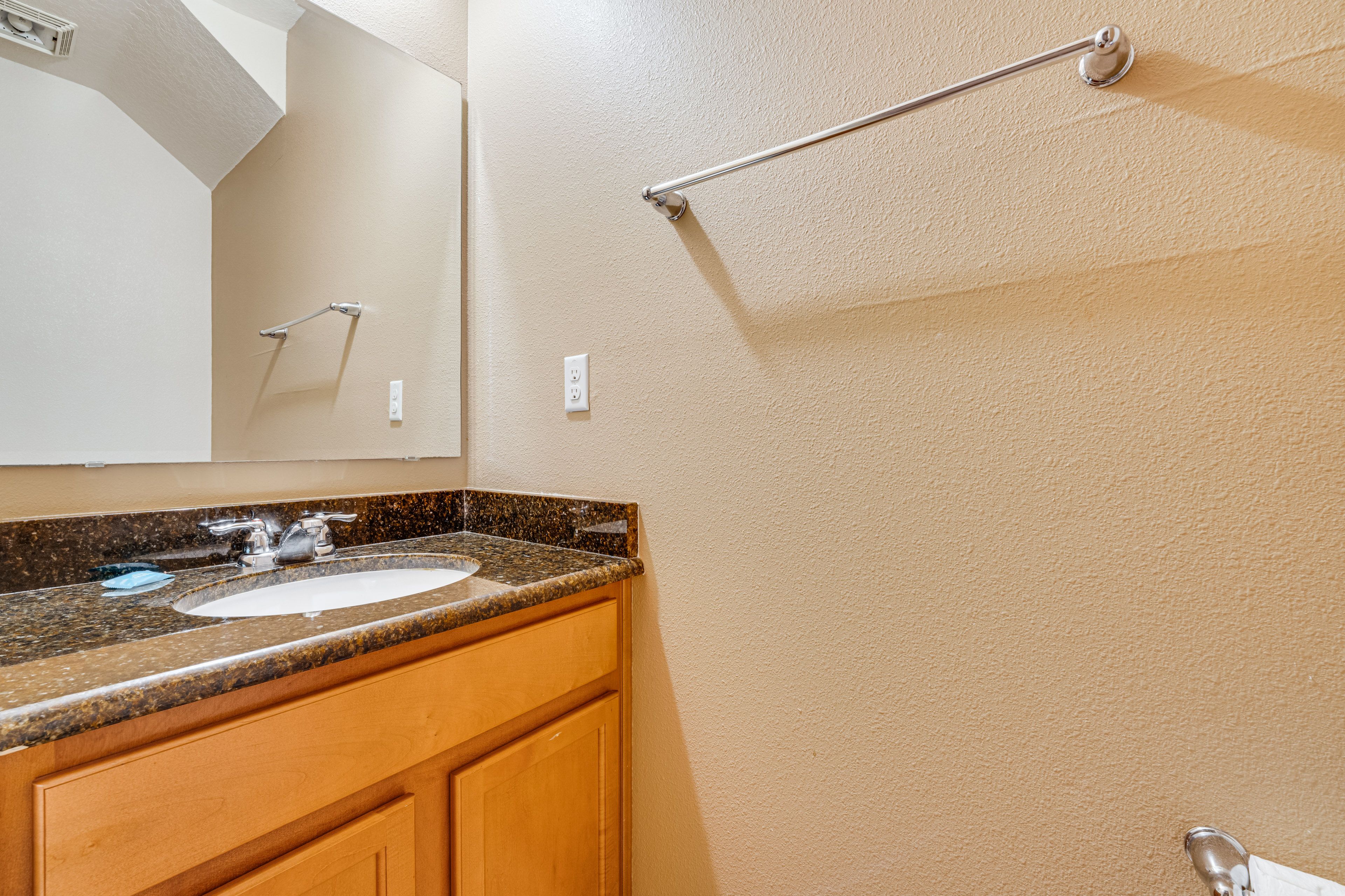 Half Bathroom | 1st Floor | Towels Provided