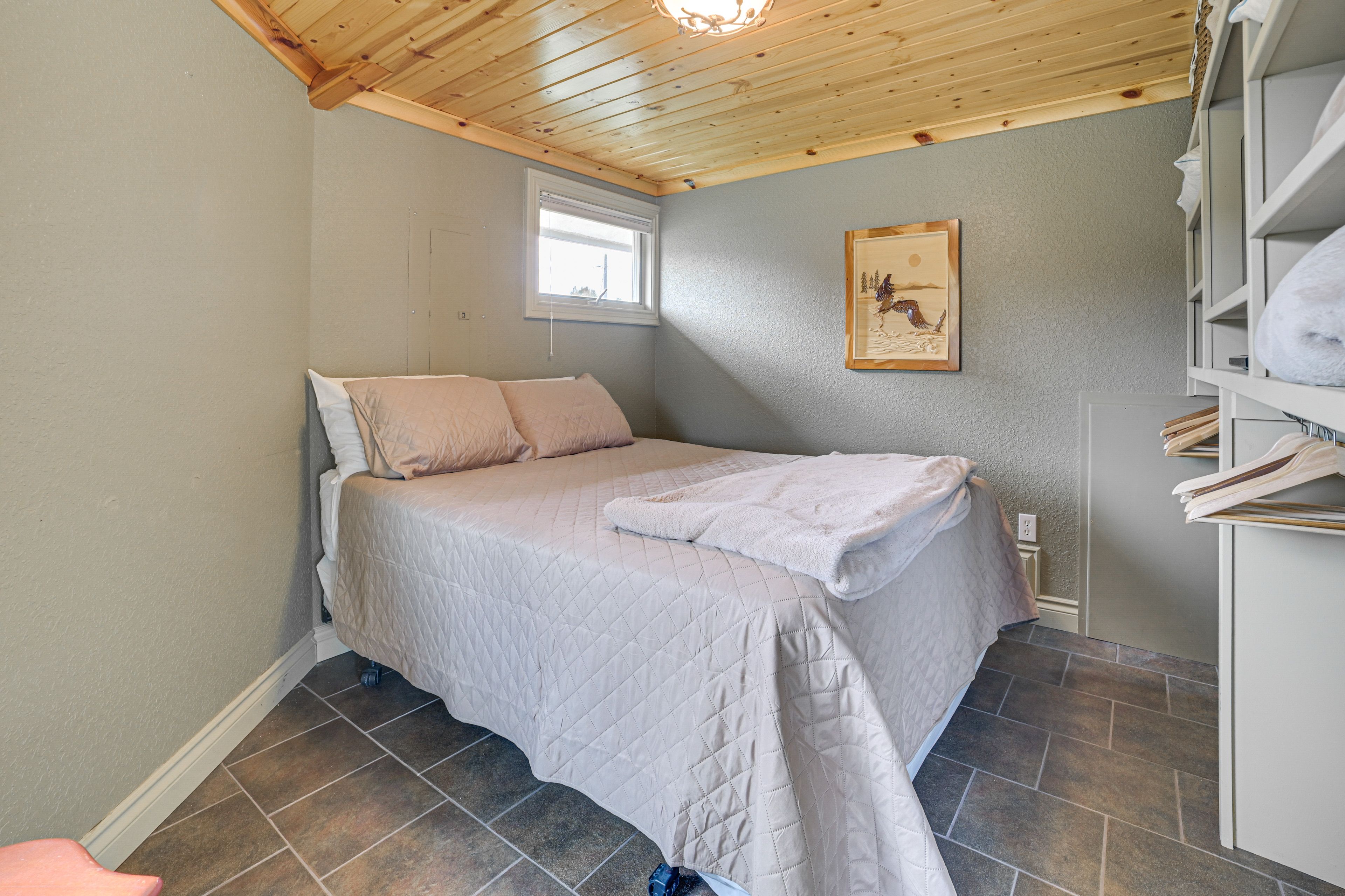 Bedroom 1 | Queen Bed | Smart TV