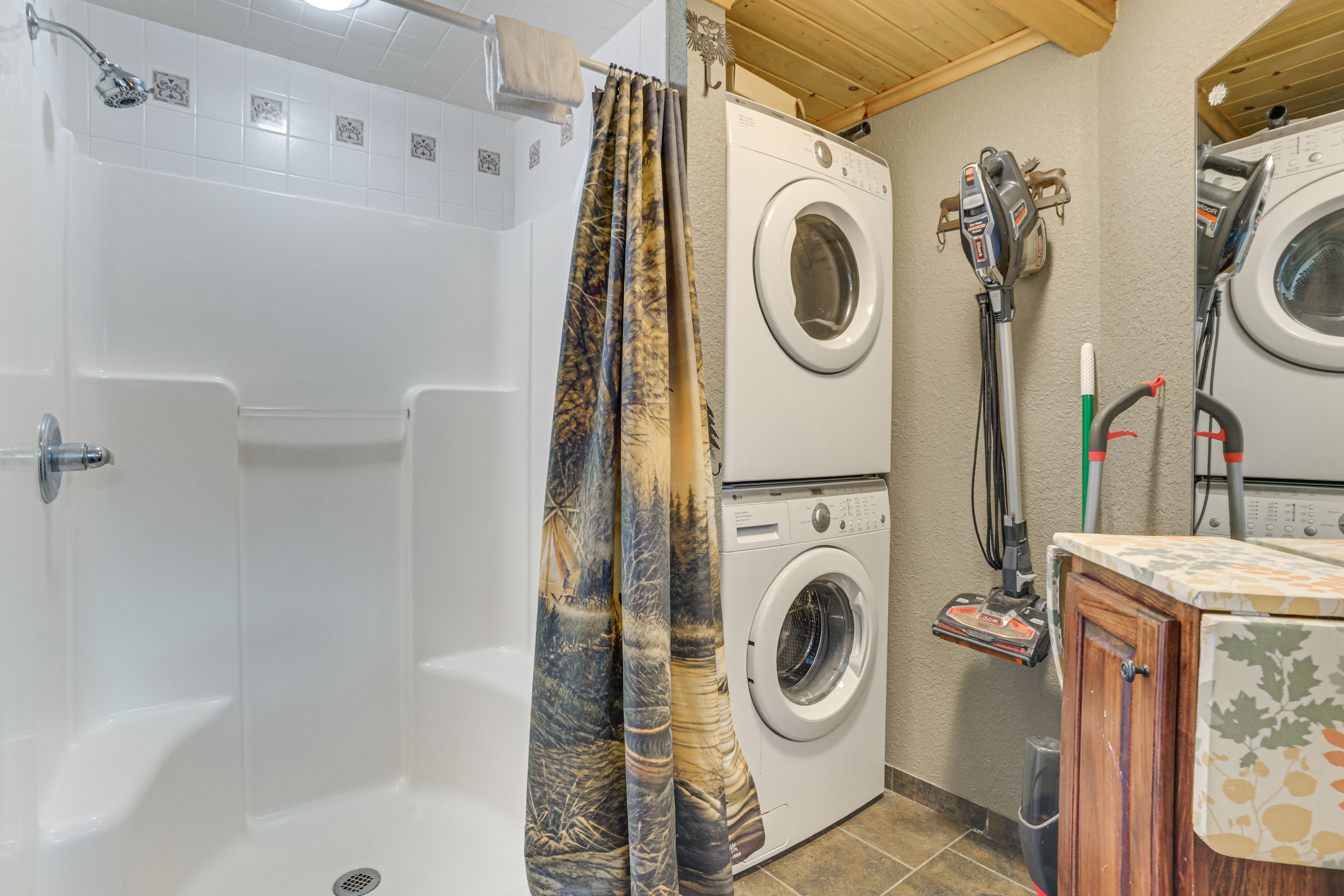 Full Bathroom | Towels Provided | Complimentary Toiletries | Washer/Dryer