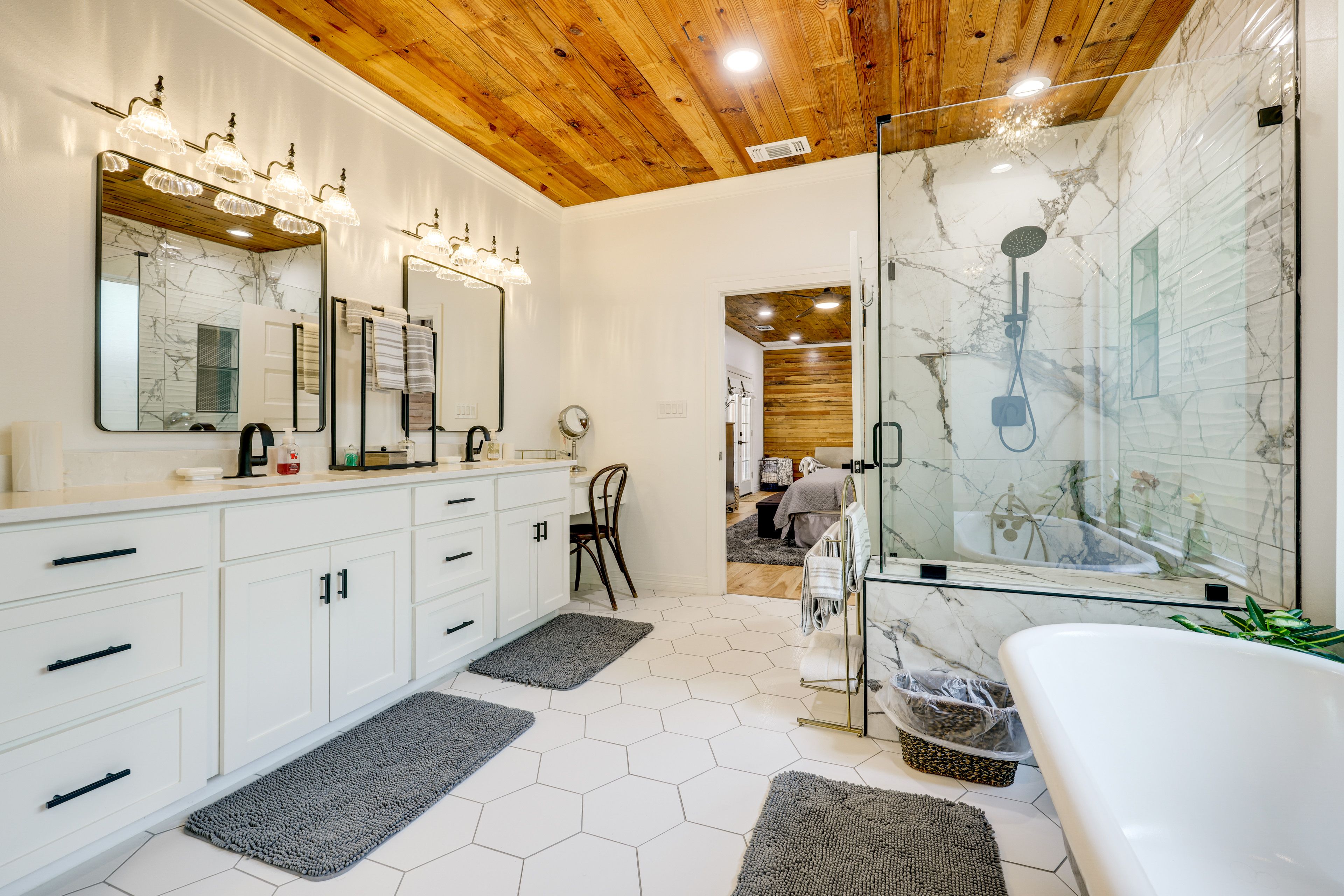 En-Suite Bathroom | Bathtub