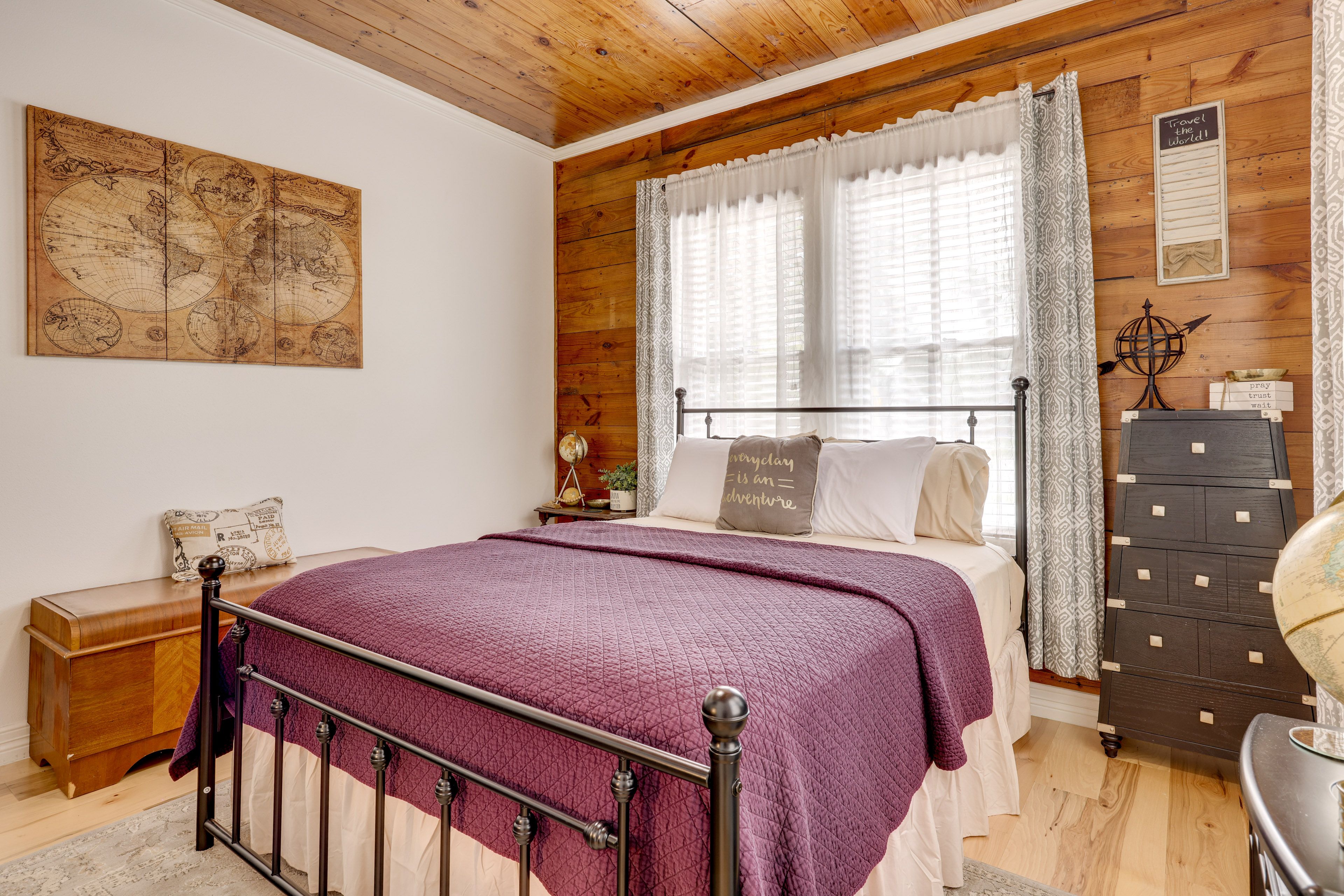 Bedroom 2 | Queen Bed | Smart TV