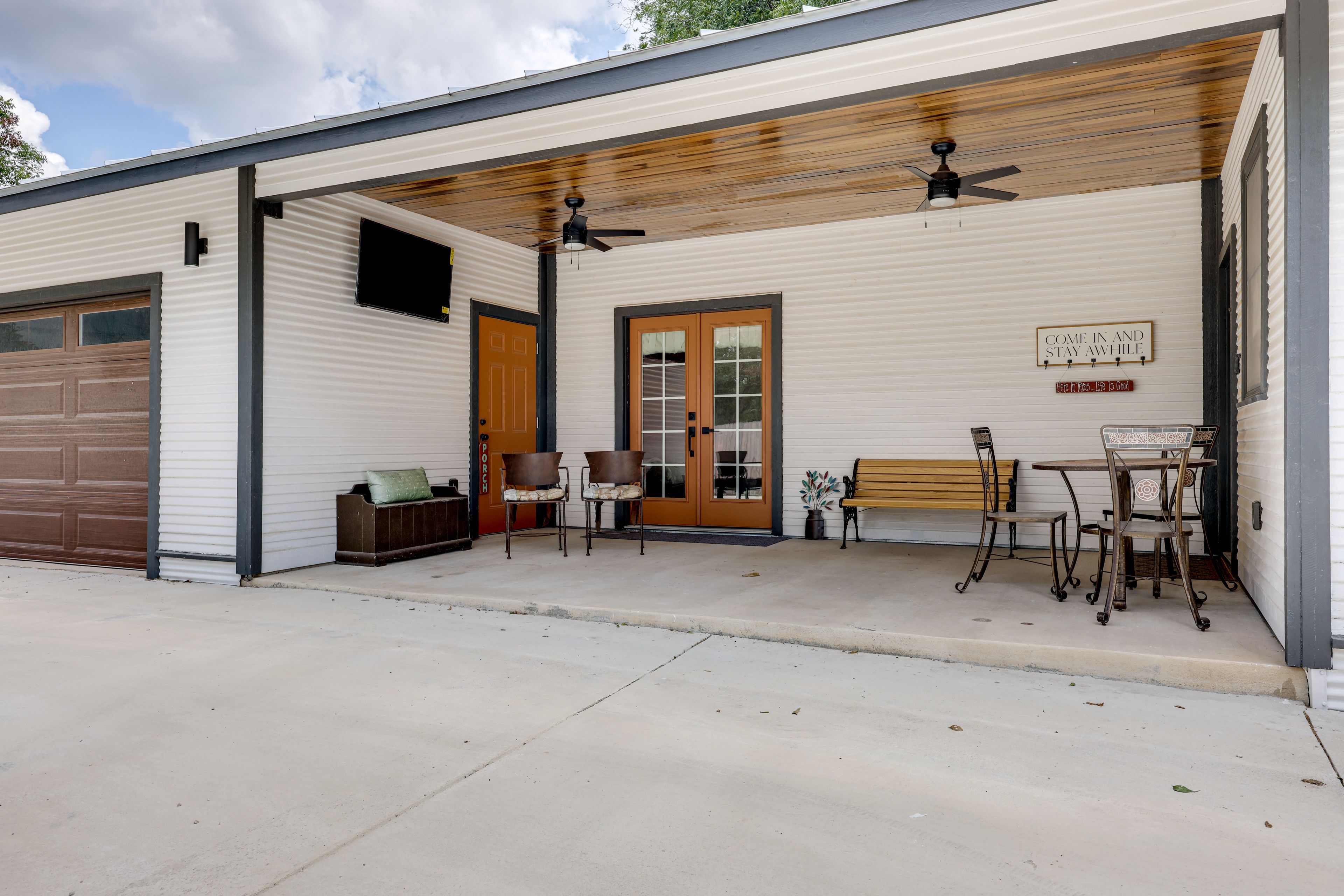 Covered Patio | Smart TV | Dining Area | Ceiling Fans
