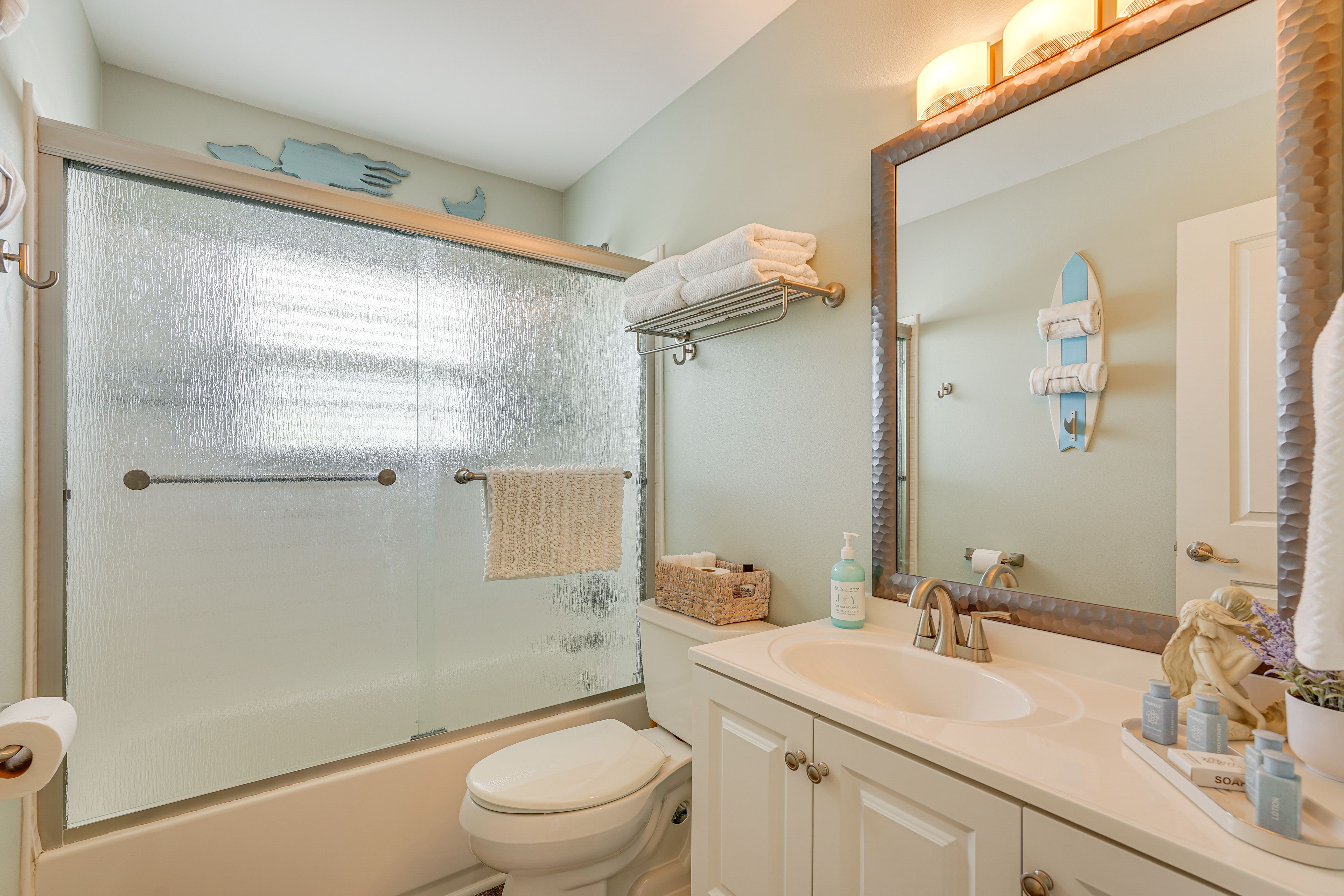 Bathroom | Towels & Complimentary Toiletries Provided