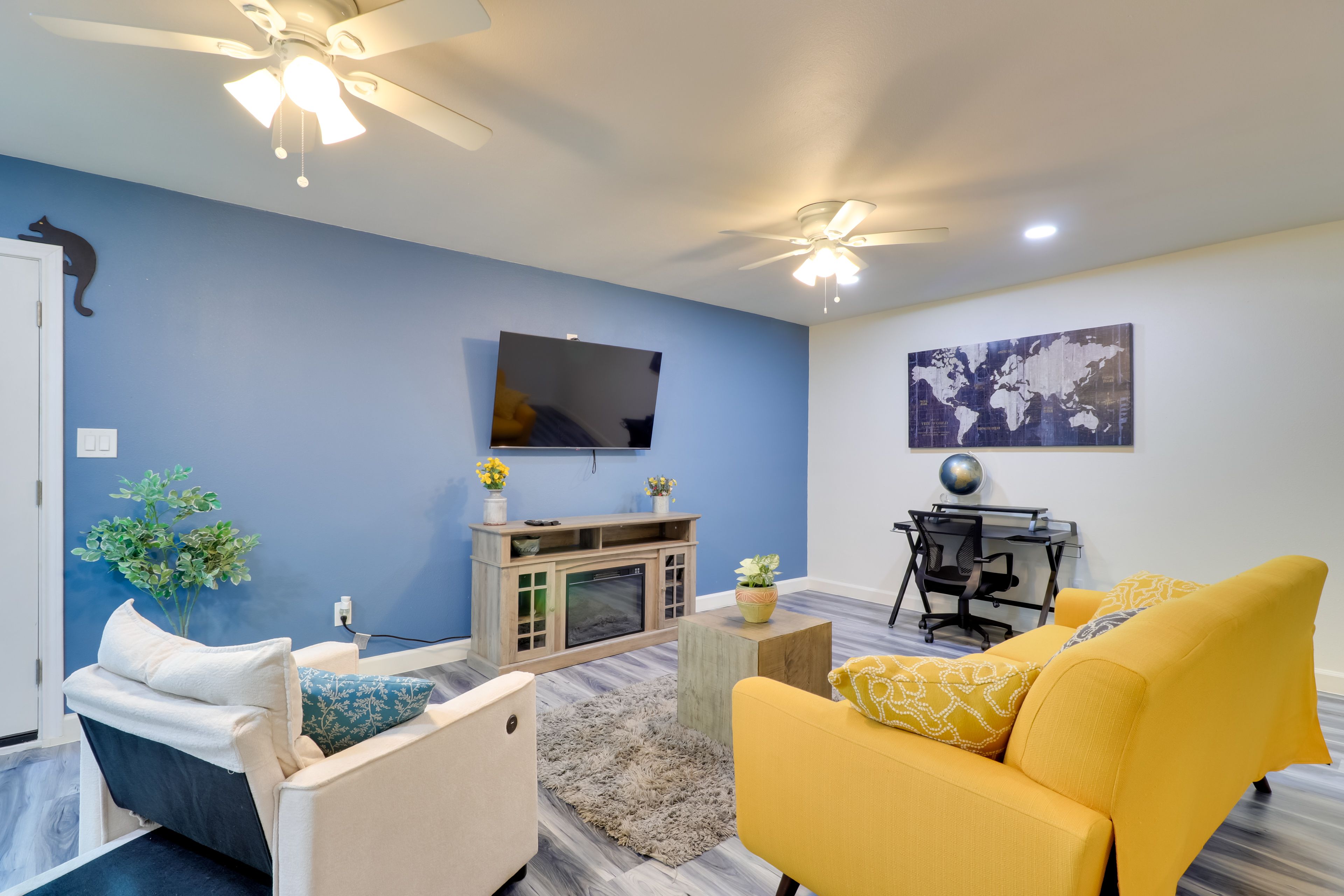 Living Room | Free WiFi | Smart TV | Twin Sleeper Chair