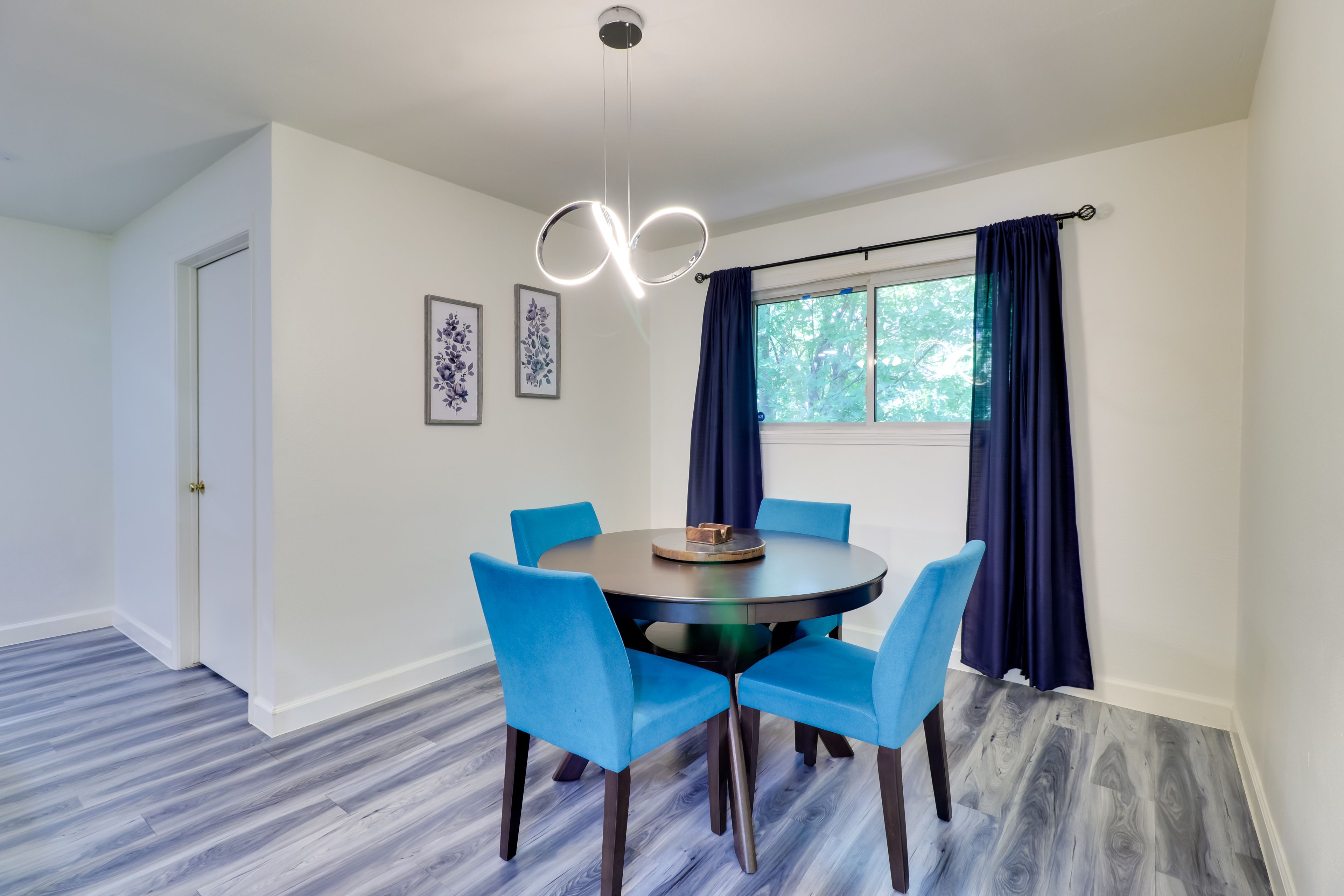 Dining Area | Dishware & Flatware | Central A/C & Heat