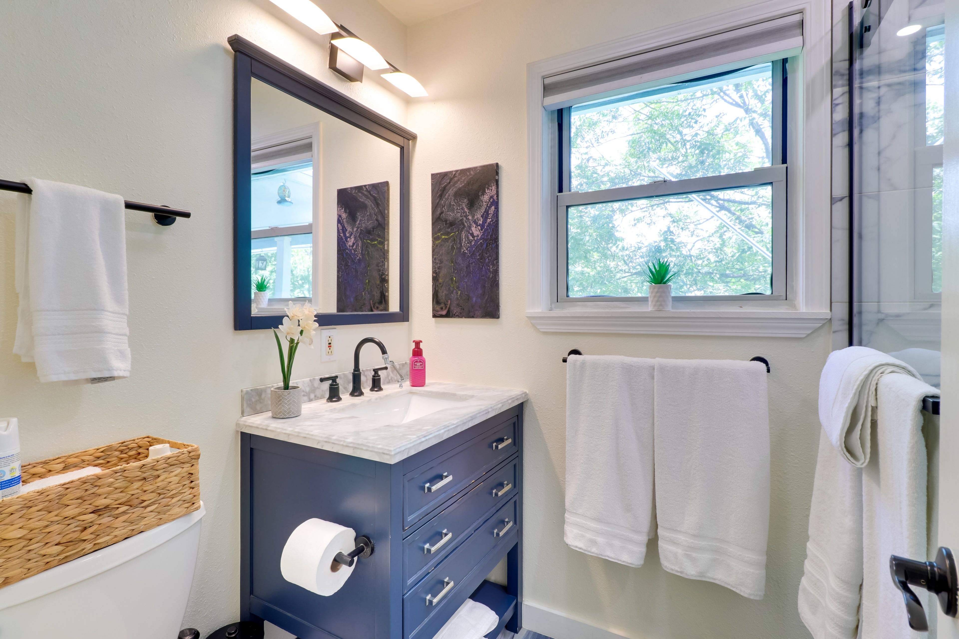 Full Bathroom | Towels Provided