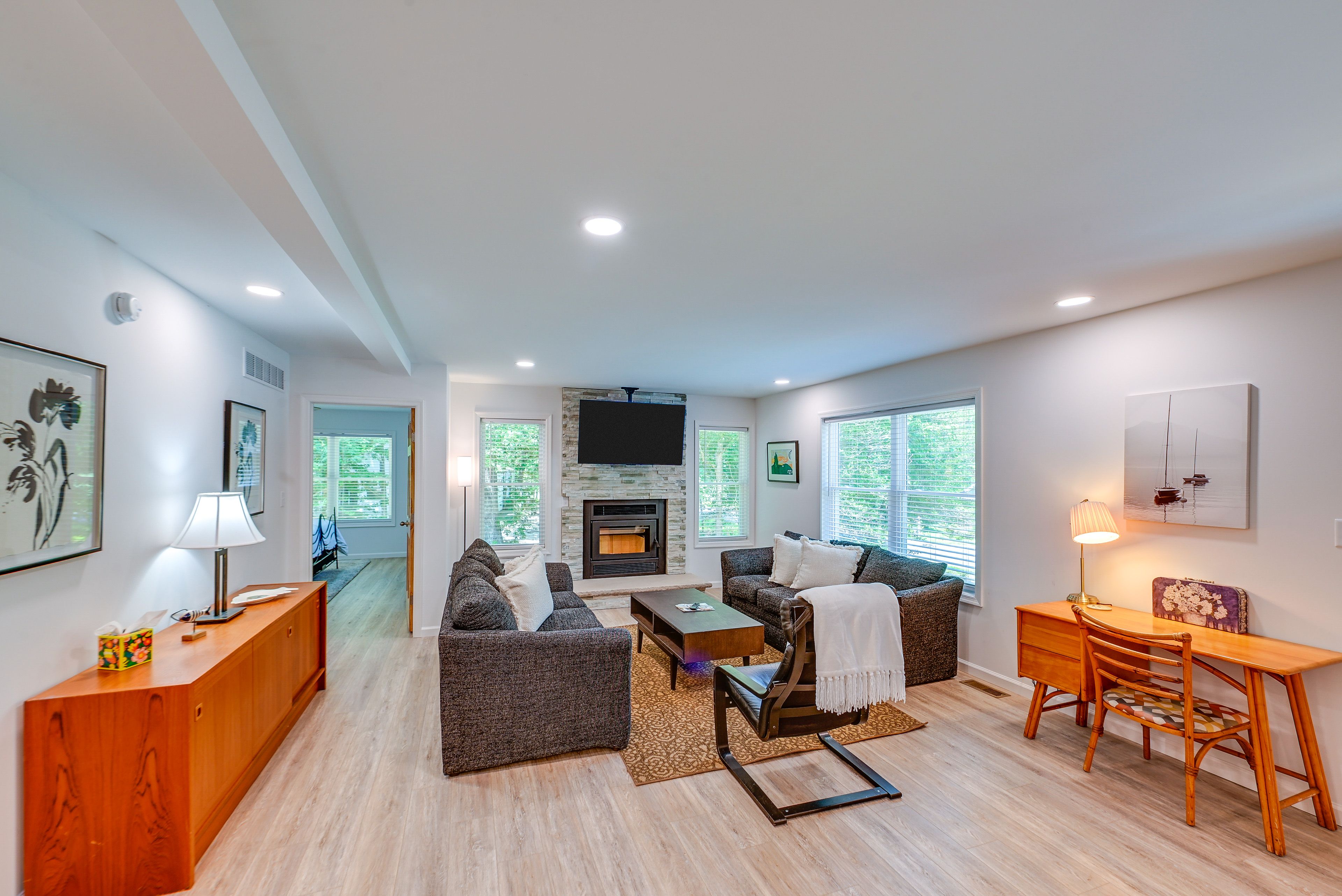 Living Room | Free WiFi | Central Heating & A/C | Smart TV