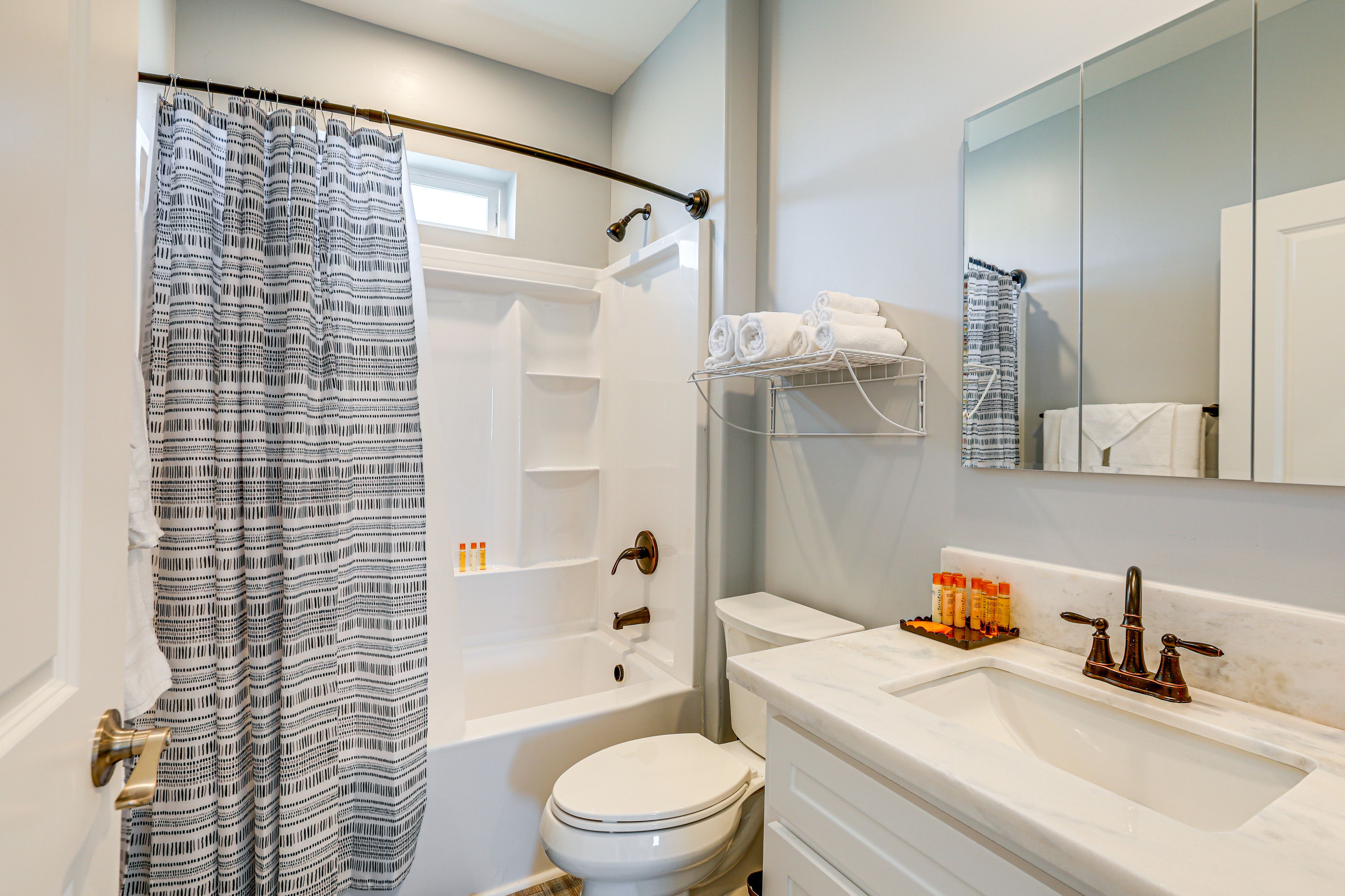 Full Bathroom | Towels Provided | Complimentary Toiletries
